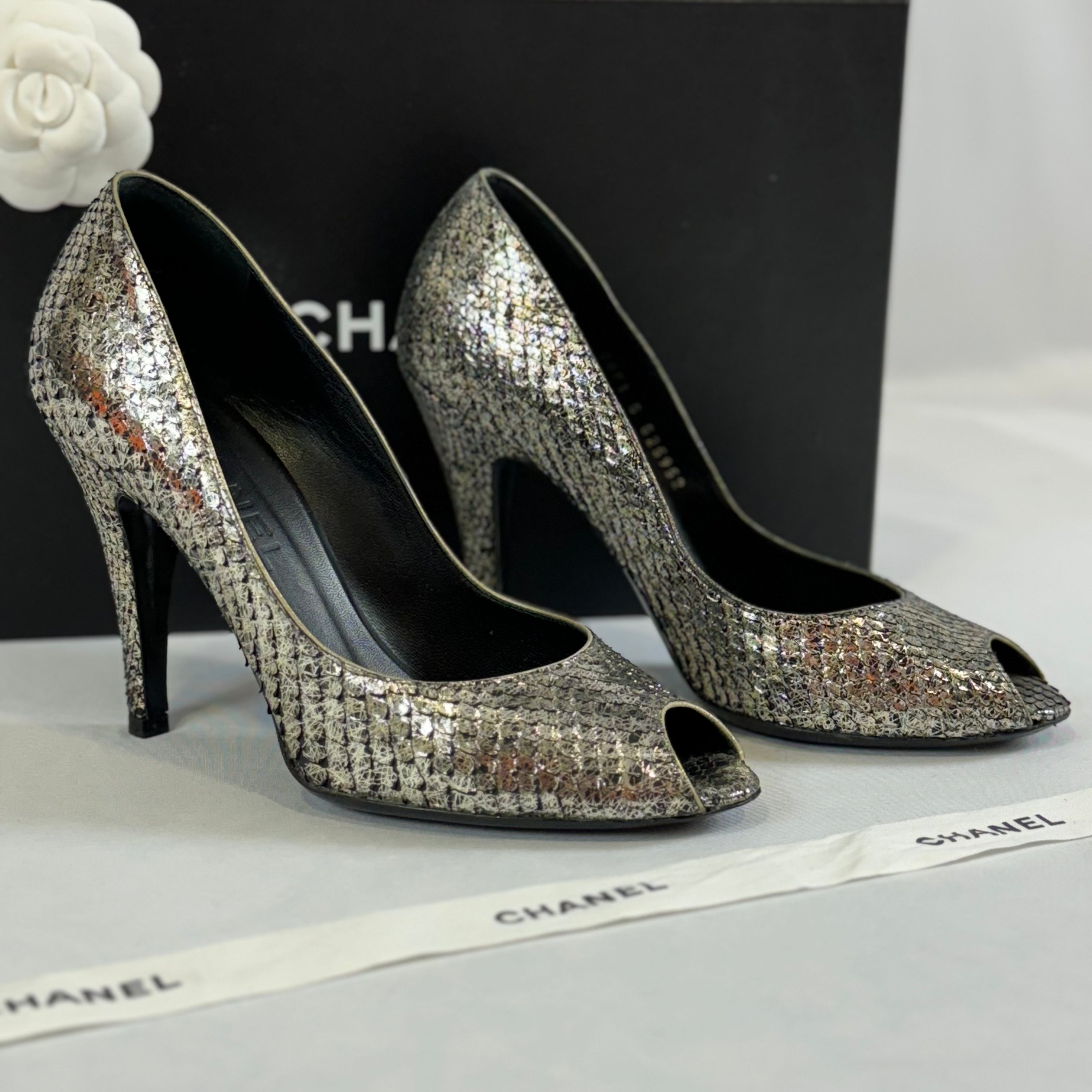 Chanel - Silberne Python-Pumps Gr.37,5