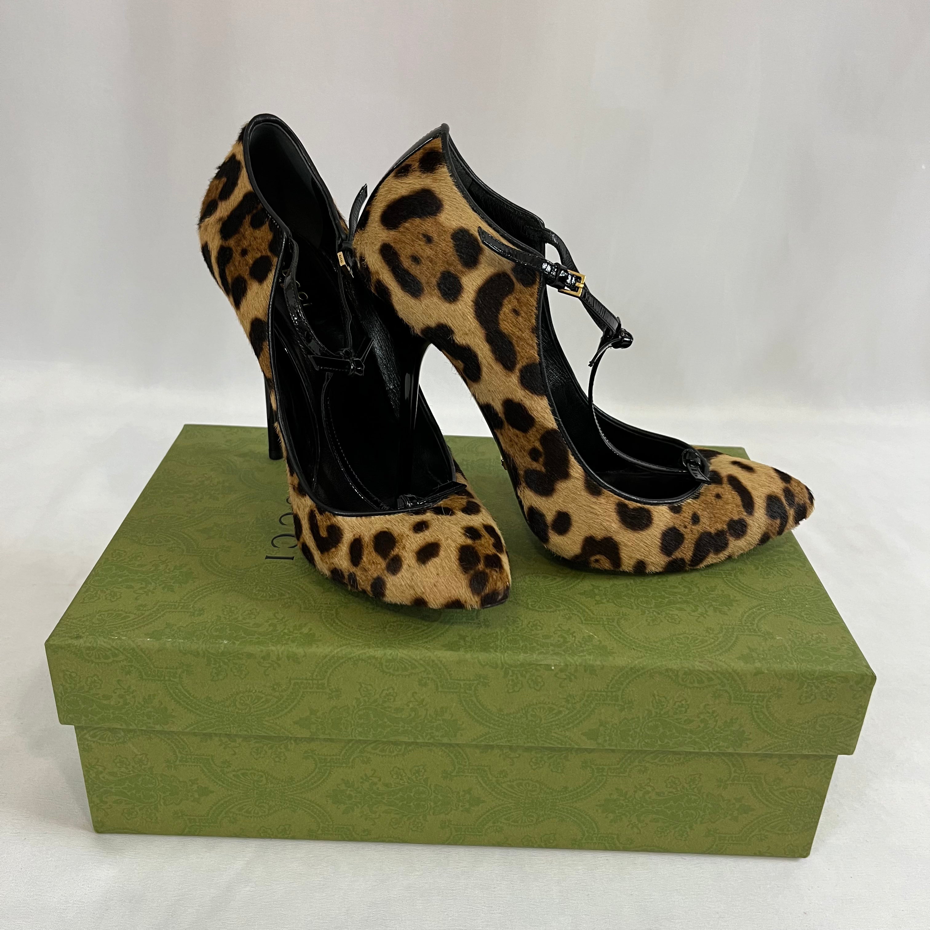 Gucci – Pumps aus Kalbsleder mit Leopardenmuster