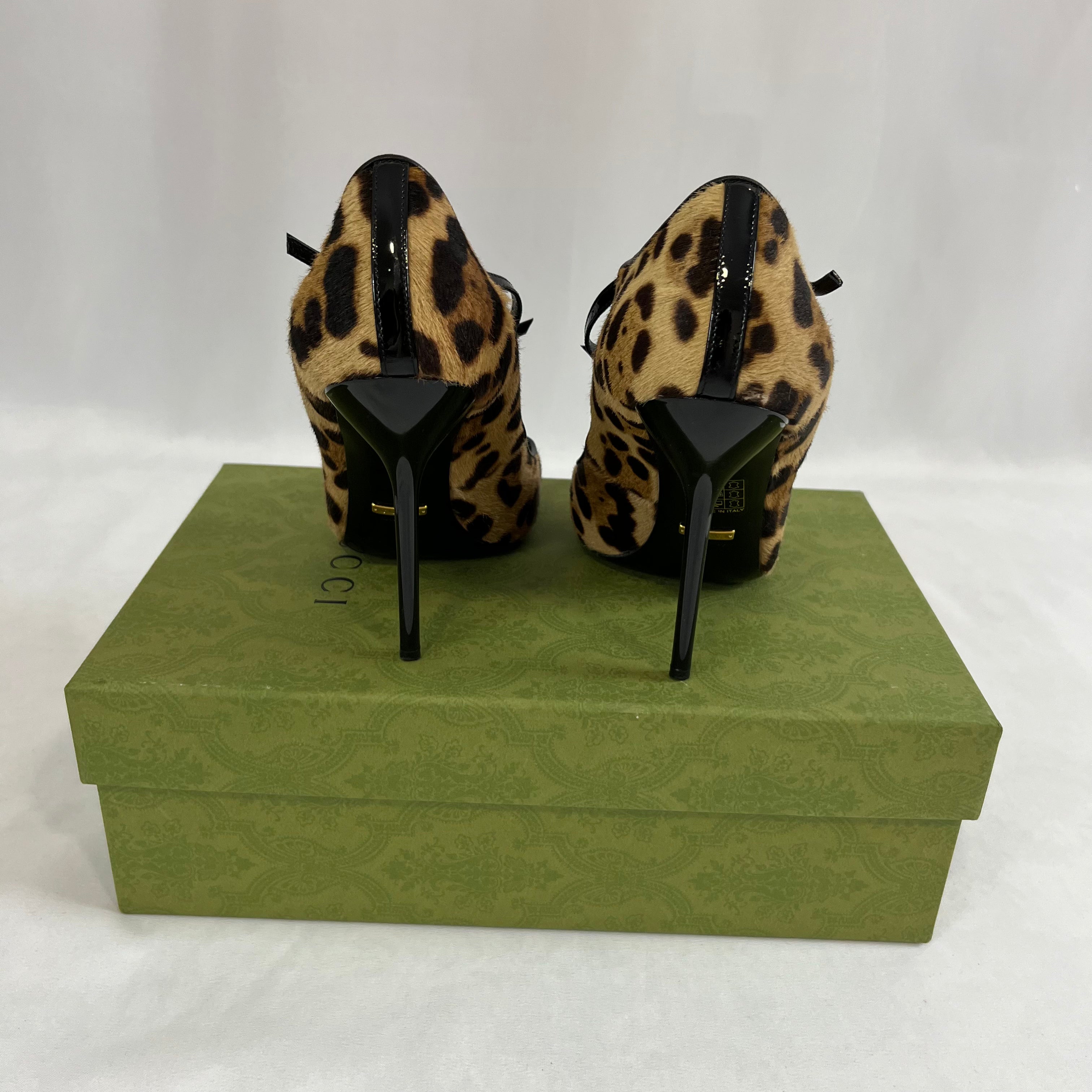 Gucci – Pumps aus Kalbsleder mit Leopardenmuster
