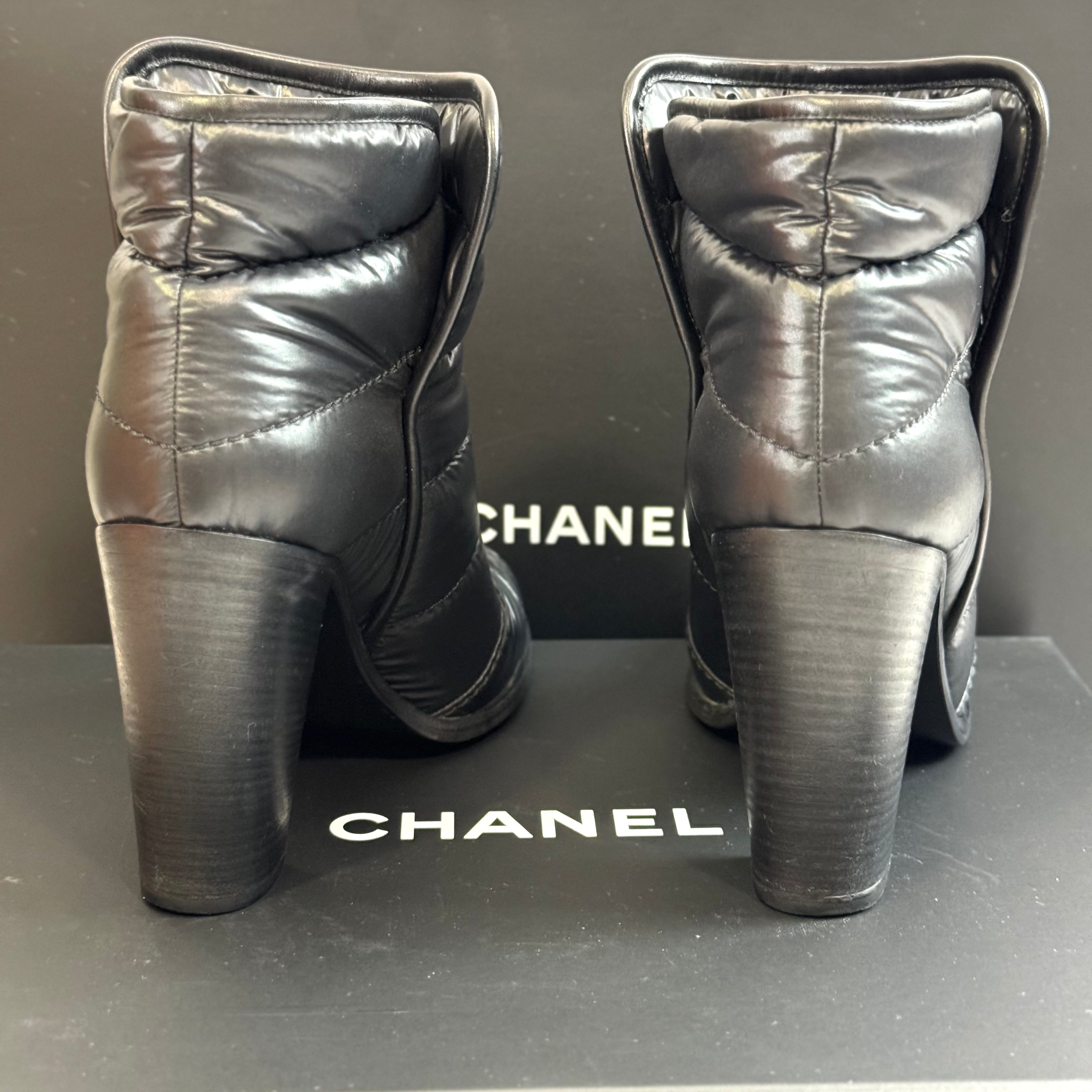 Chanel - Bottines à talons matelassées