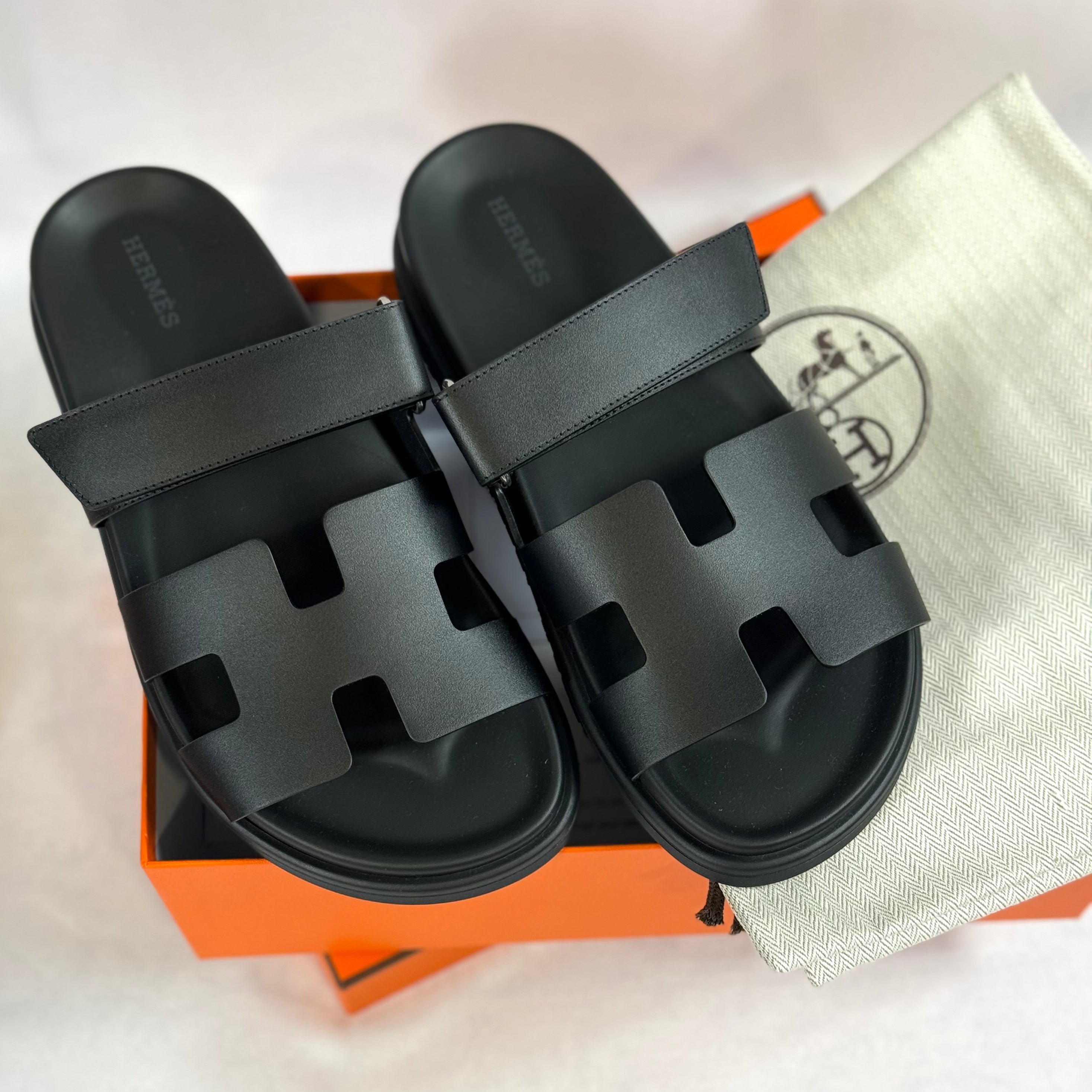 Hermès – Schwarze Chypre-Sandalen T.39