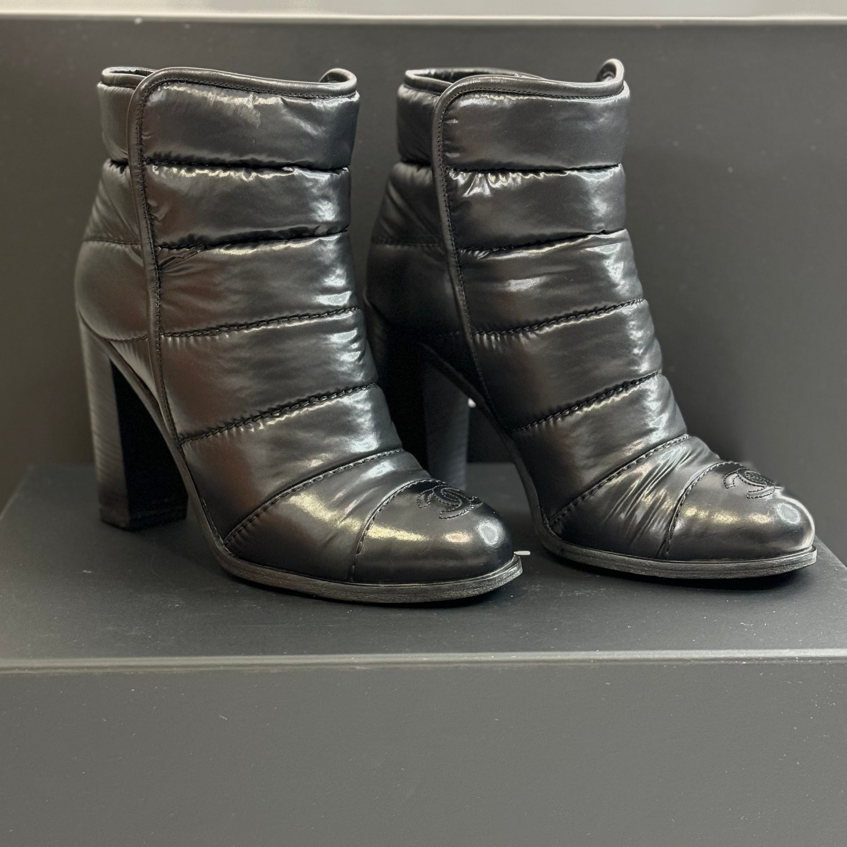 Chanel - Bottines à talons matelassées