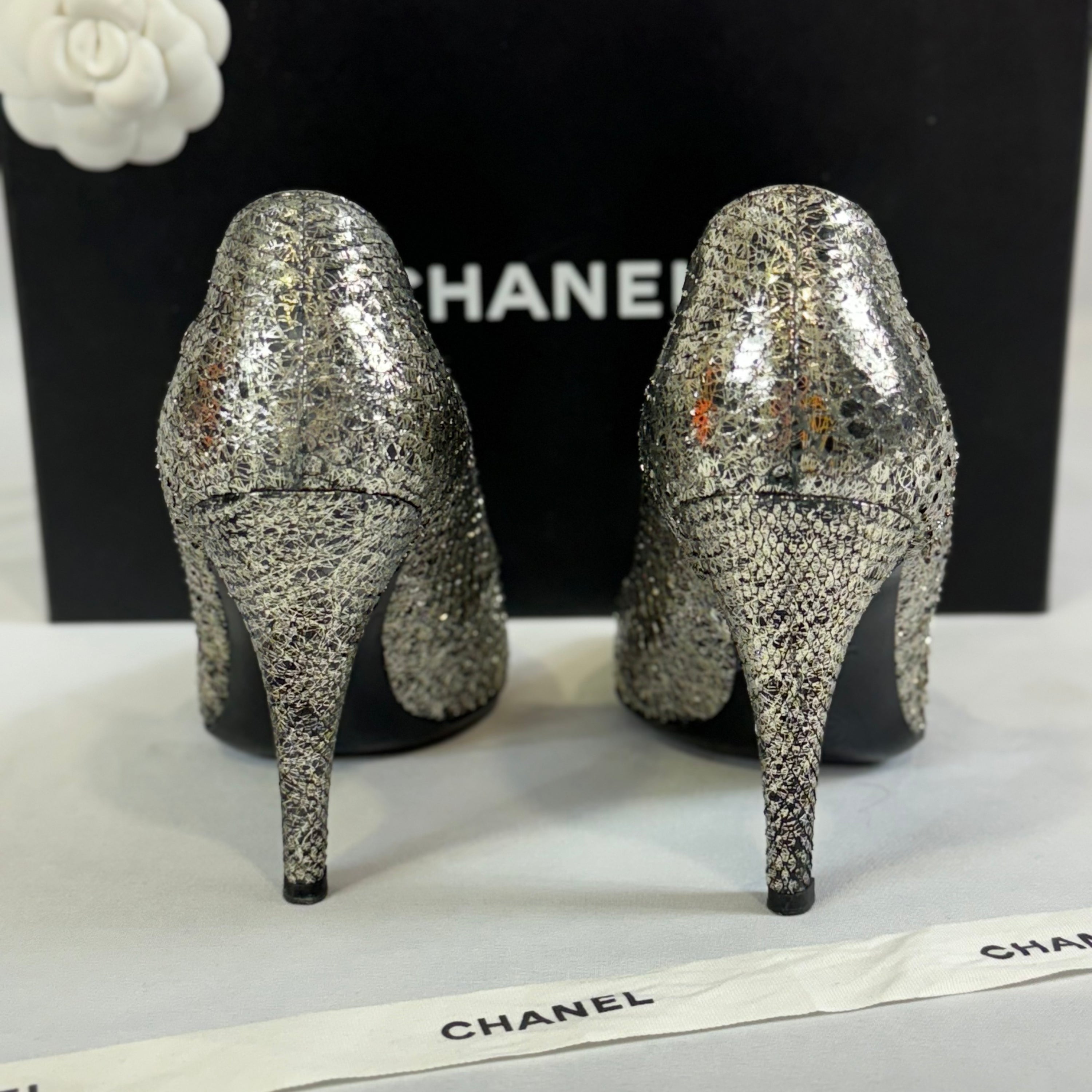 Chanel - Silberne Python-Pumps Gr.37,5