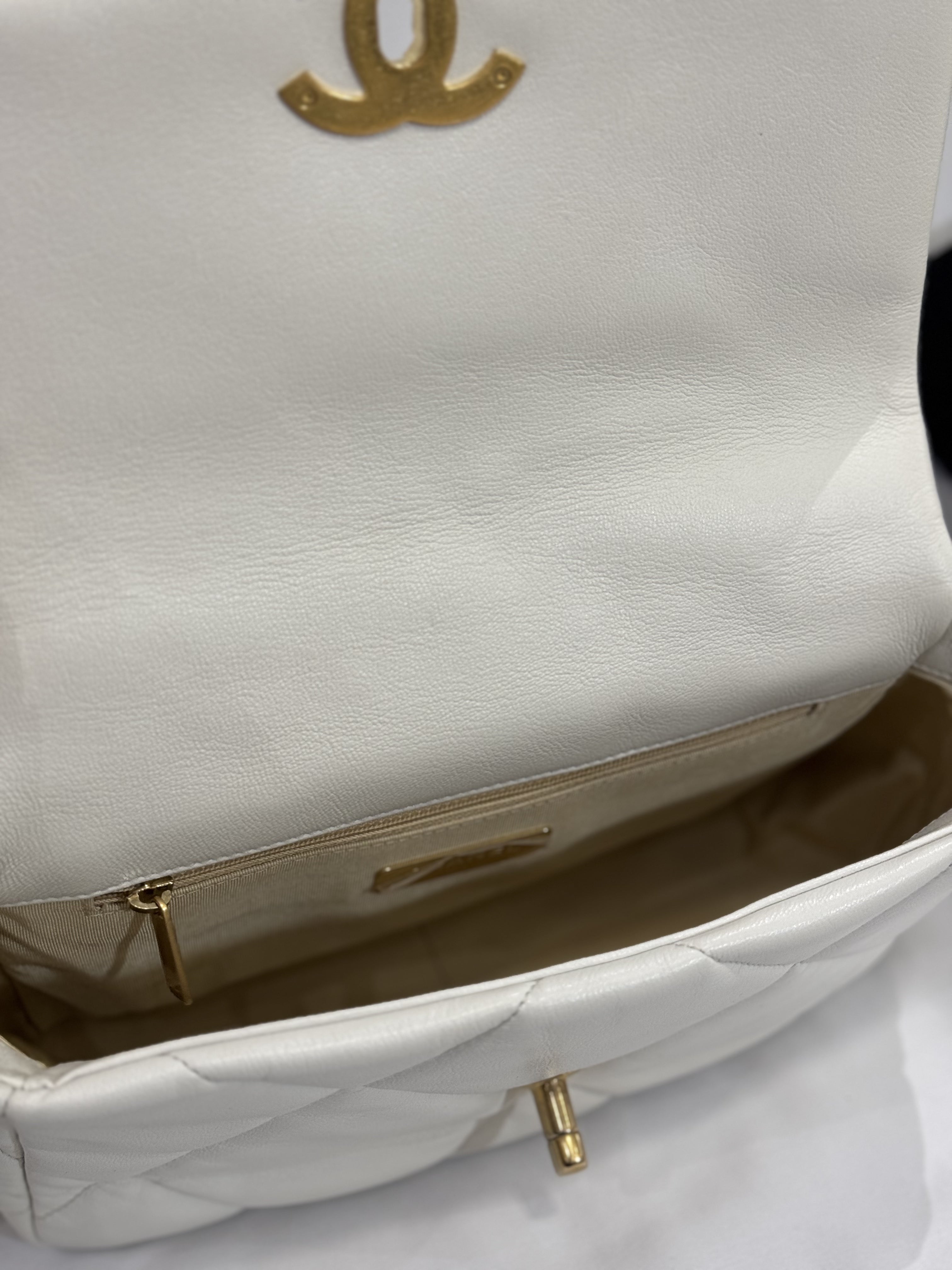 Chanel - White 19 bag