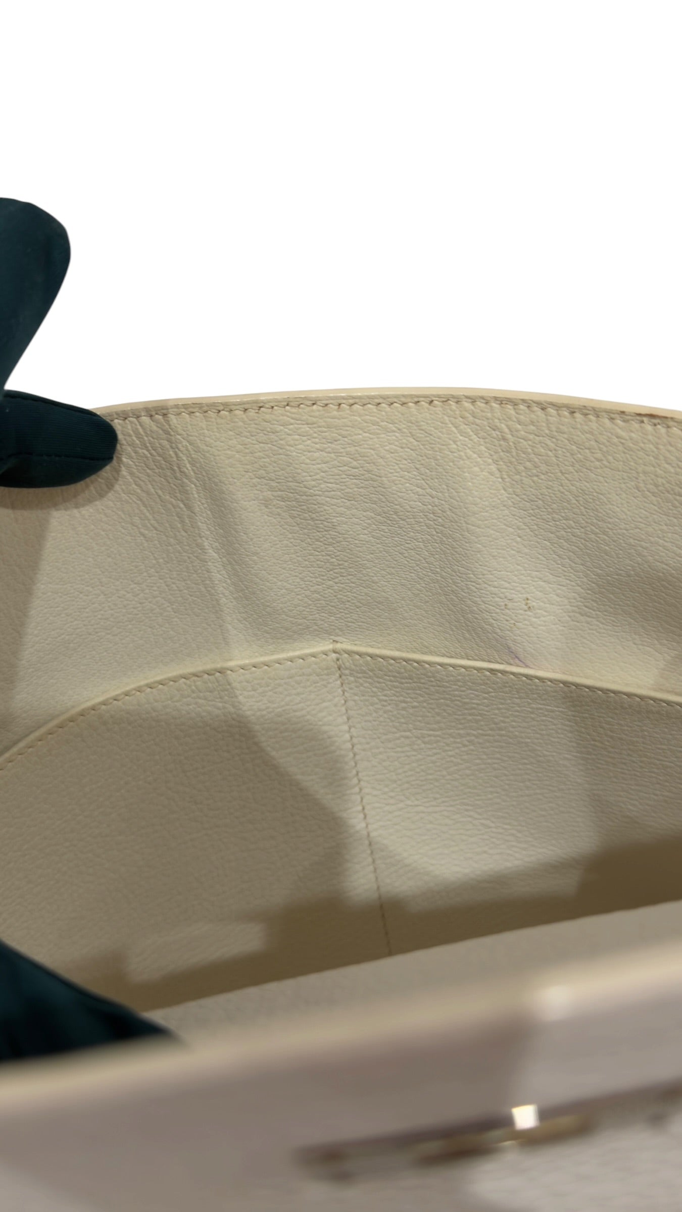Hermès - Kelly 32 bag in White Togo leather