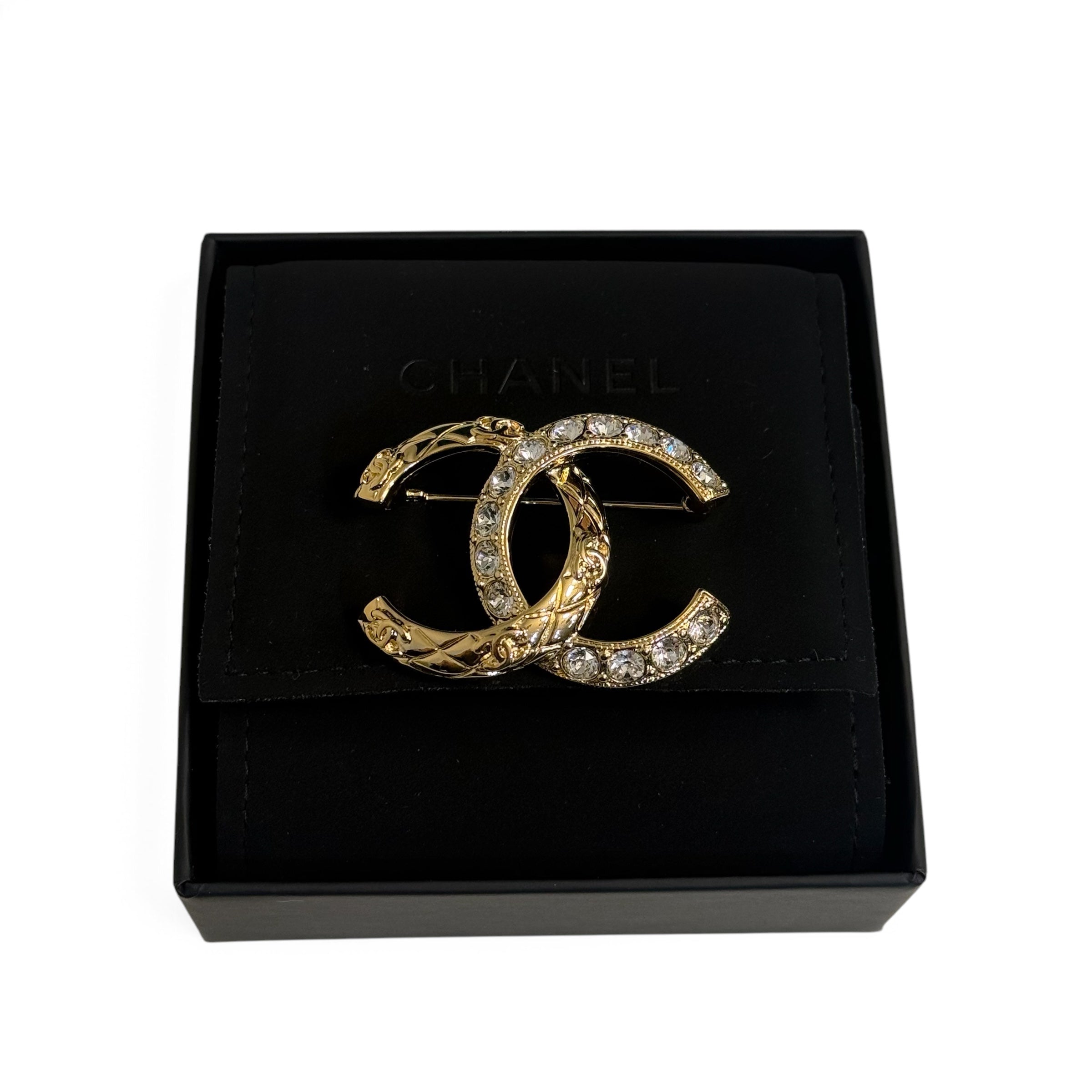 Chanel – CC-Brosche