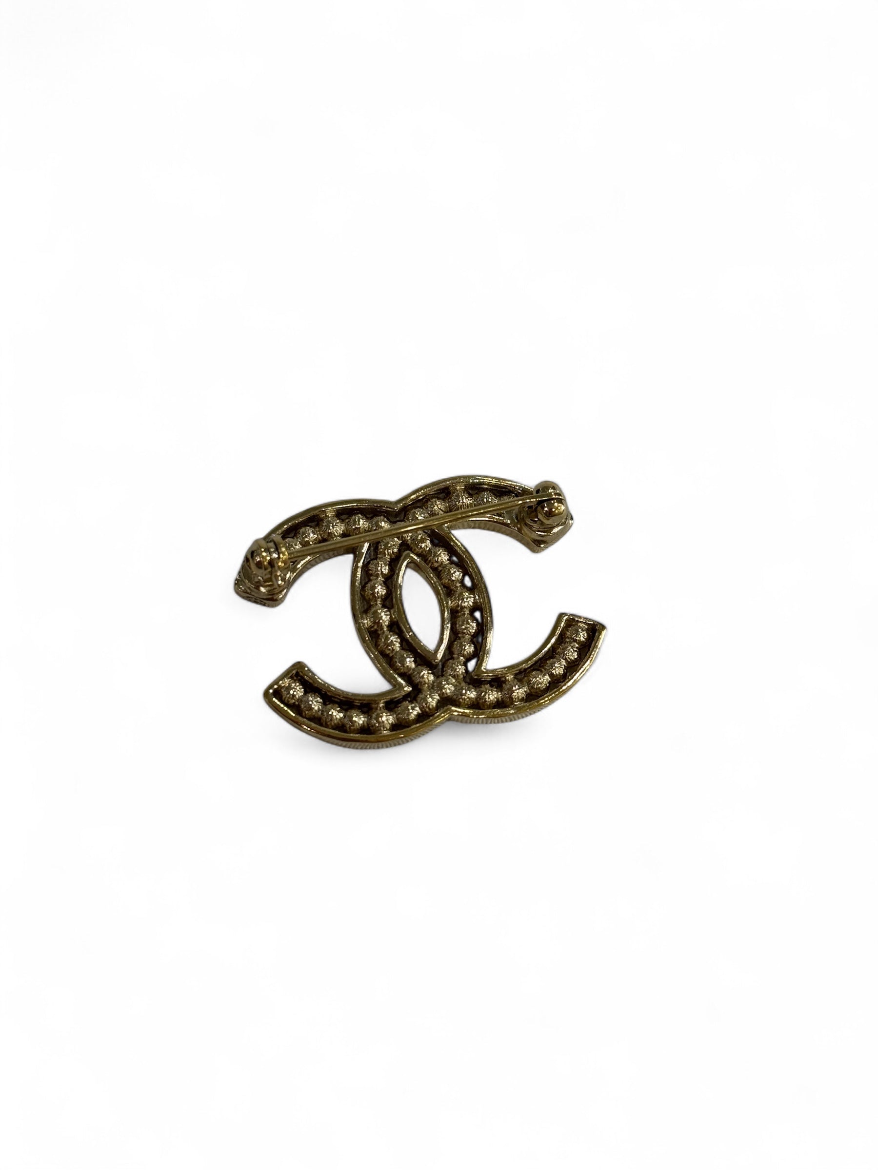 Chanel - Broche CC strass et perles nacrées