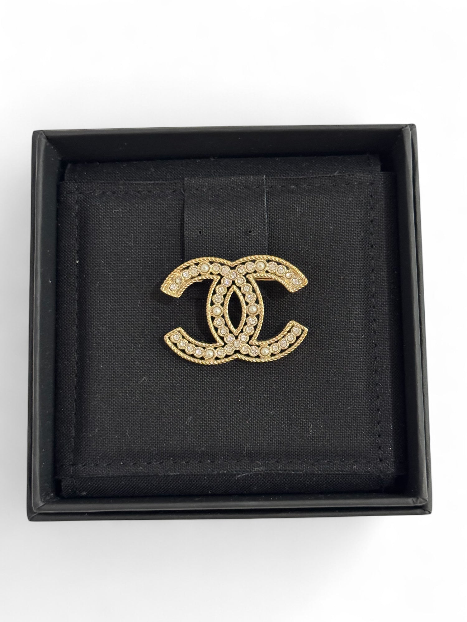 Chanel - Broche CC strass et perles nacrées