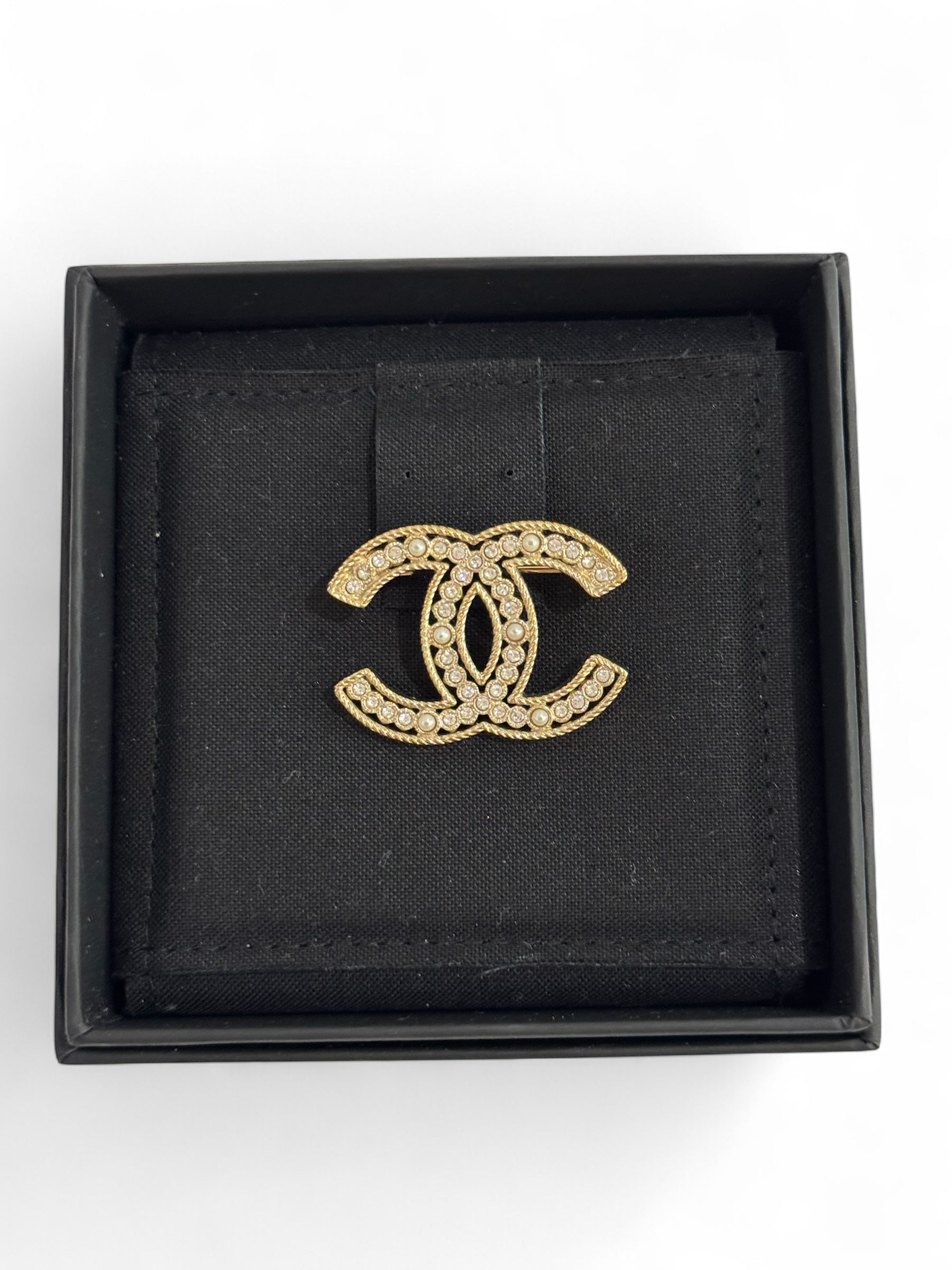 Chanel - Broche CC strass et perles nacrées