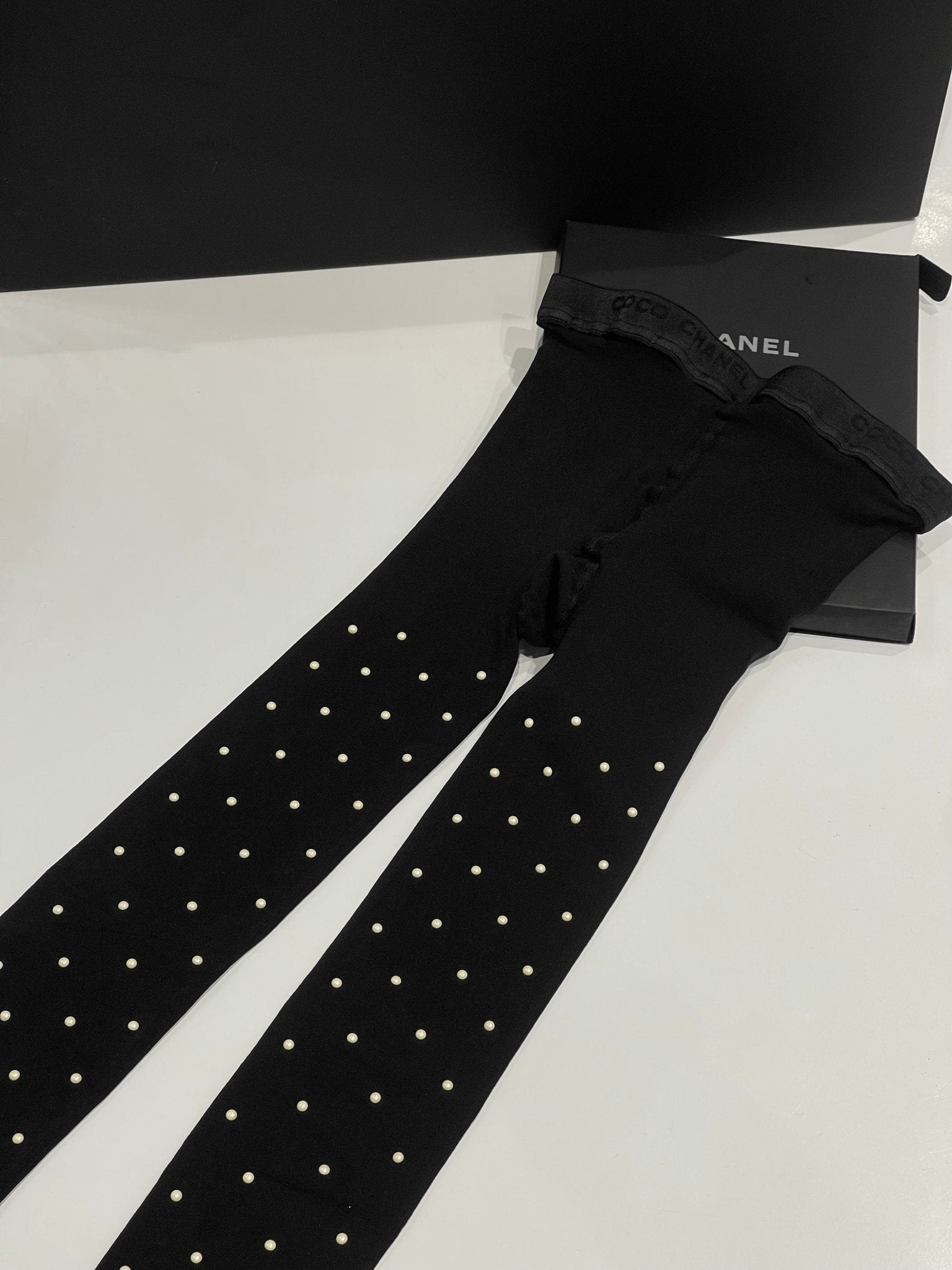 Chanel - Collants perles noirs T2 - Les Folies d&