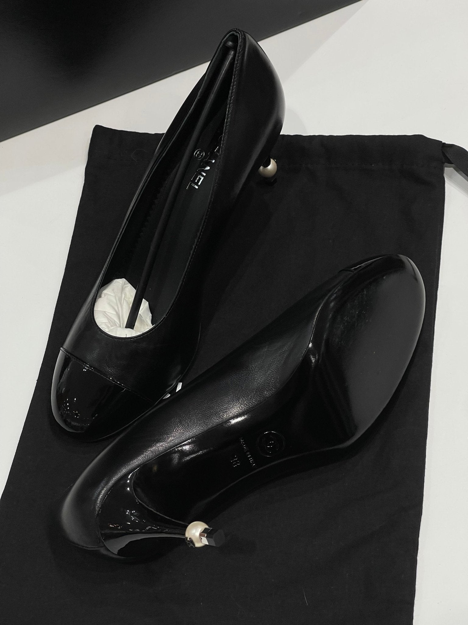 Chanel - Escarpins noirs T38 - Les Folies d&
