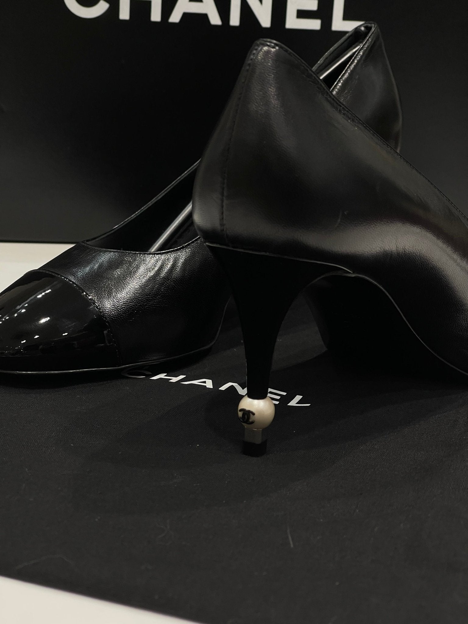 Chanel - Escarpins noirs T38 - Les Folies d&