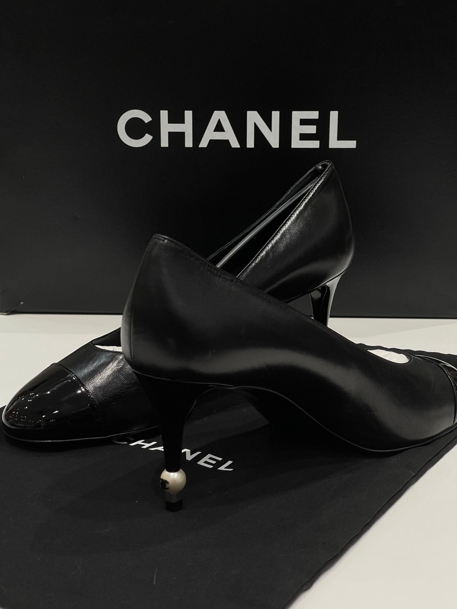 Chanel - Escarpins noirs T38 - Les Folies d&