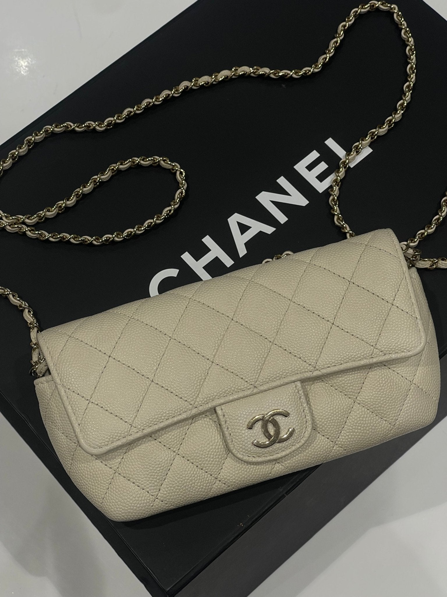 Chanel - Mini sac classique ivoire - Les Folies d&