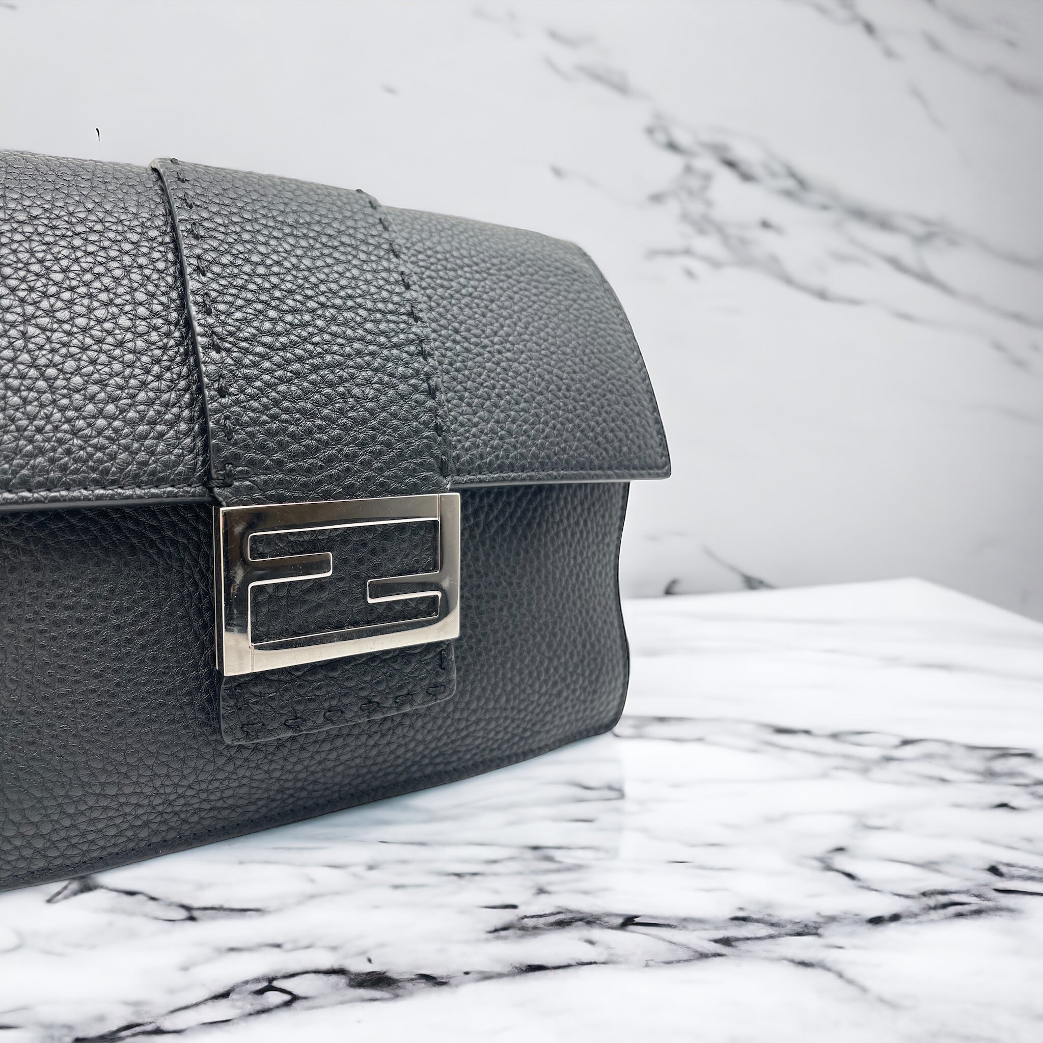 Fendi Sac Flat baguette Sac - Les Folies d&