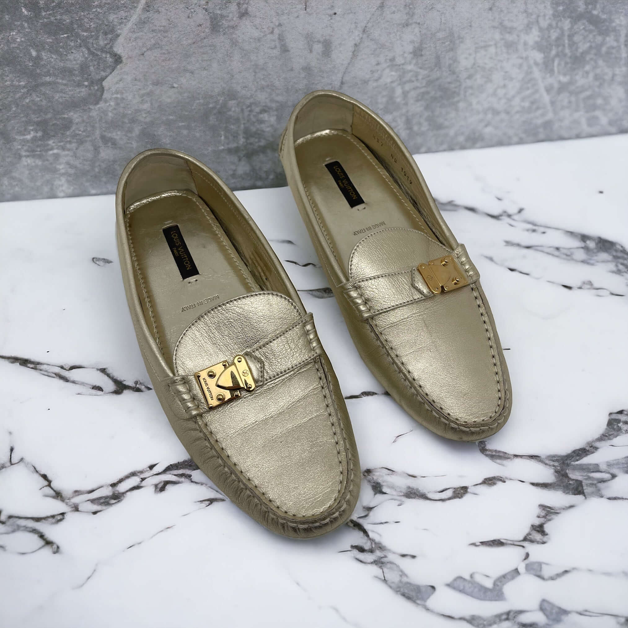 Louis Vuitton Mocassins dorés 37 - Les Folies d&