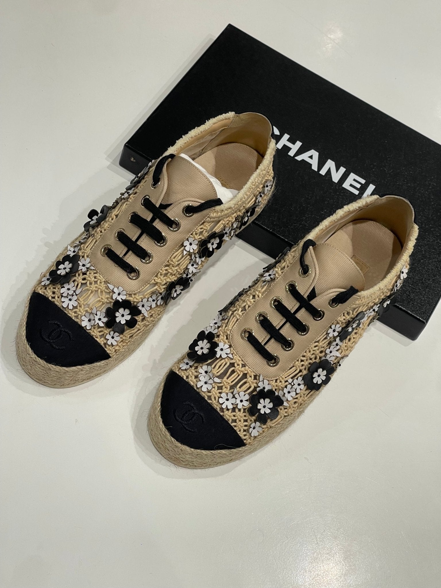 Chanel - Baskets raphia camélia T38 - Les Folies d&