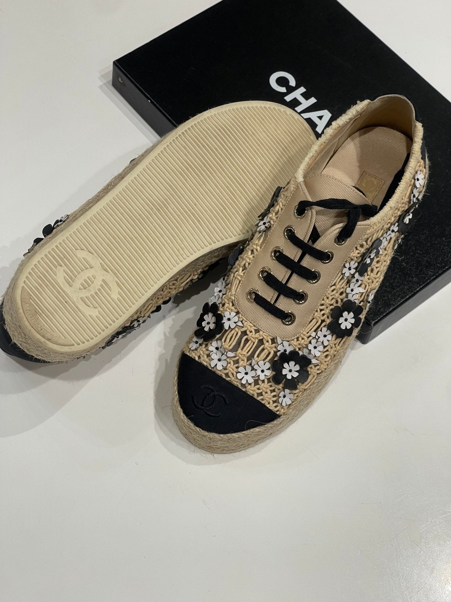 Chanel - Baskets raphia camélia T38 - Les Folies d&