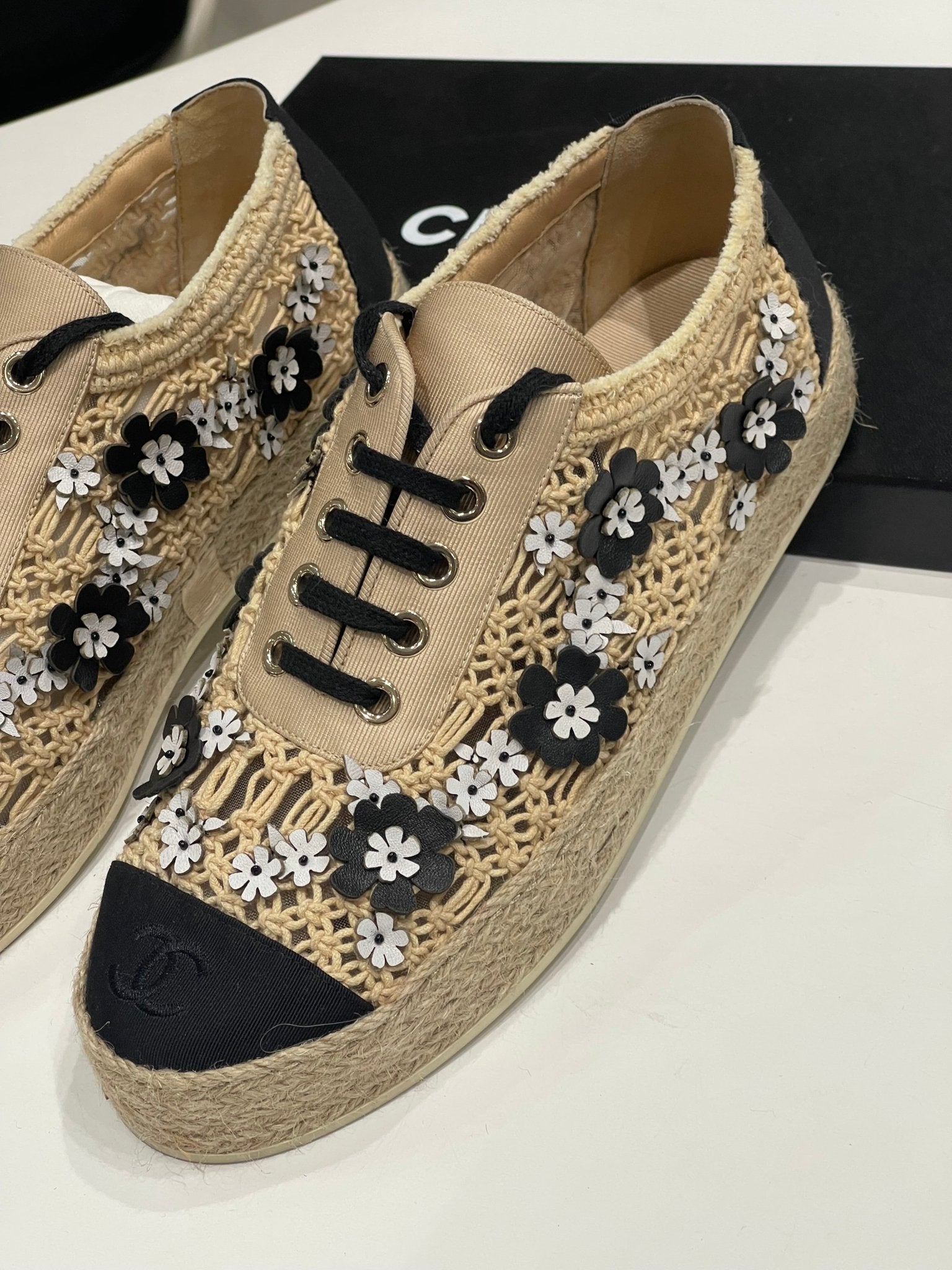 Chanel - Baskets raphia camélia T38 - Les Folies d&