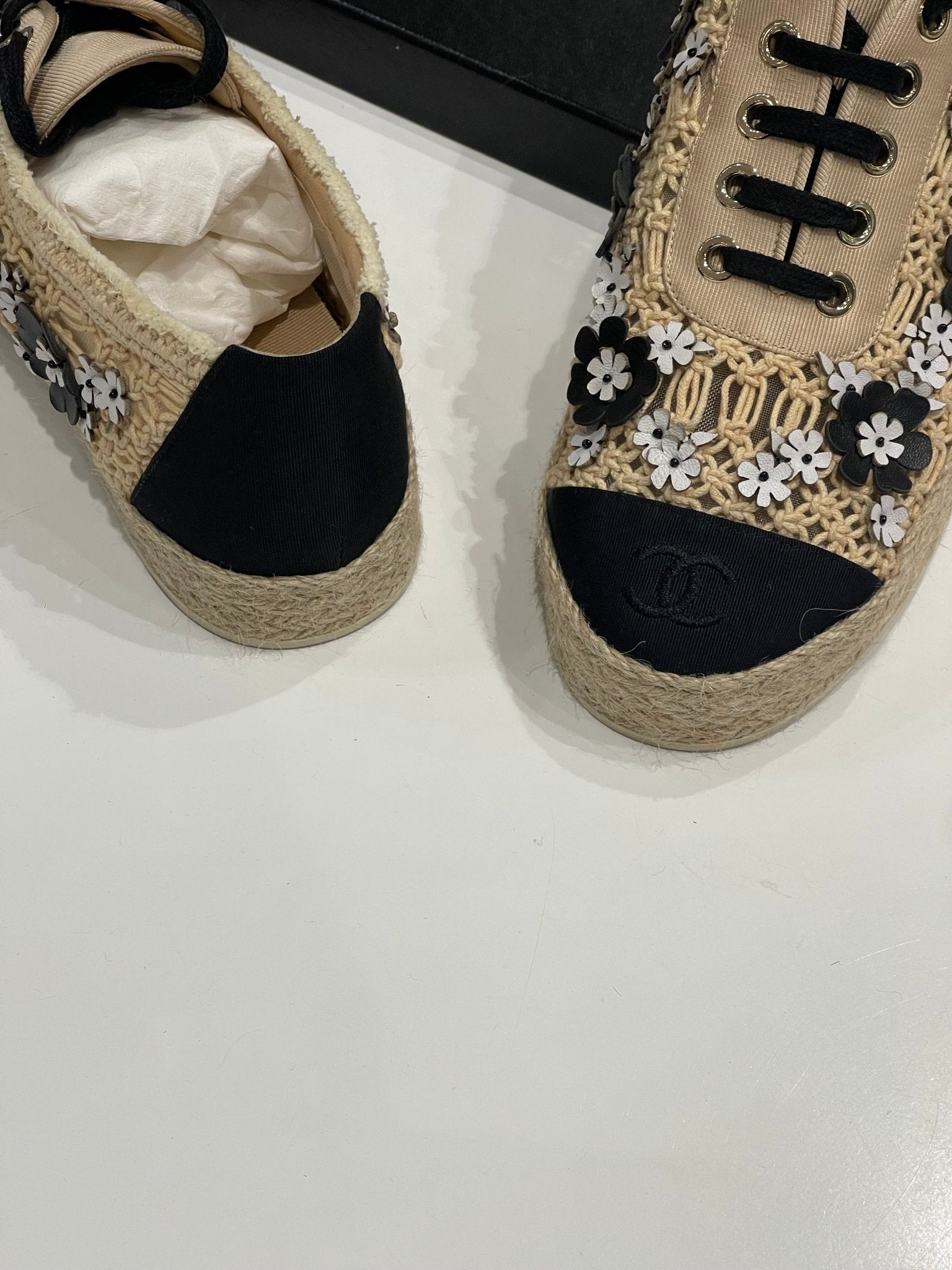 Chanel - Baskets raphia camélia T38 - Les Folies d&