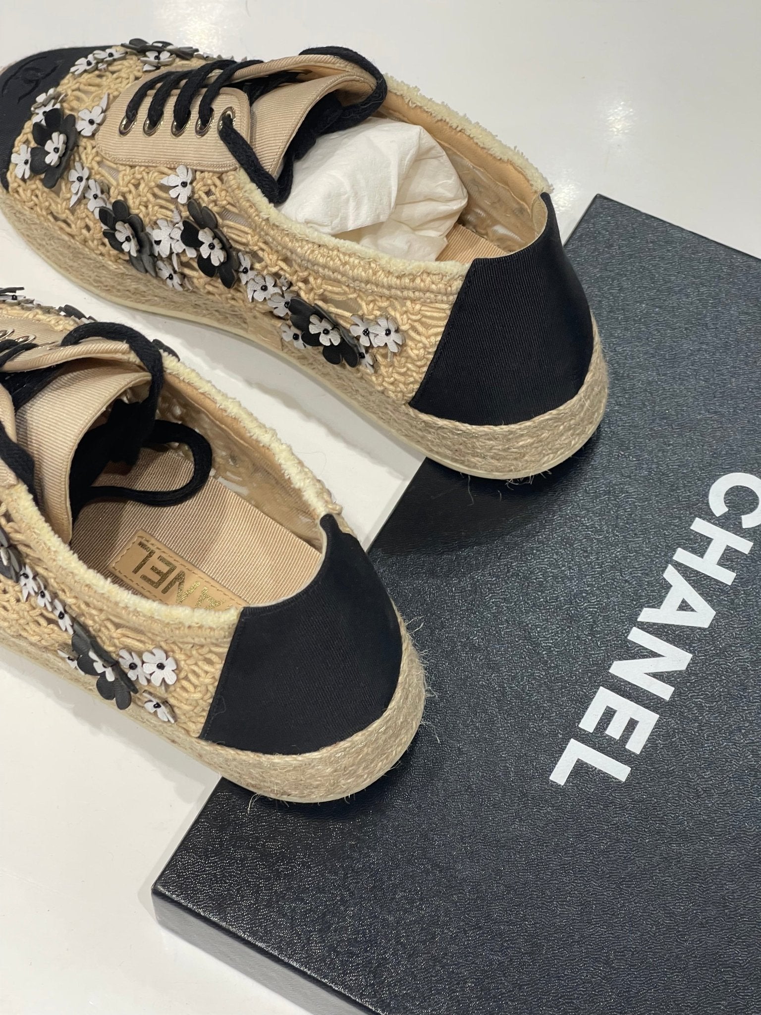 Chanel - Baskets raphia camélia T38 - Les Folies d&