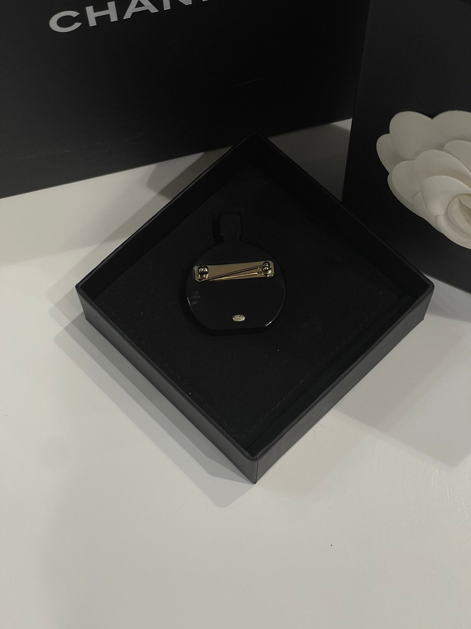Chanel - Broche Coco CC bouteille - Les Folies d&