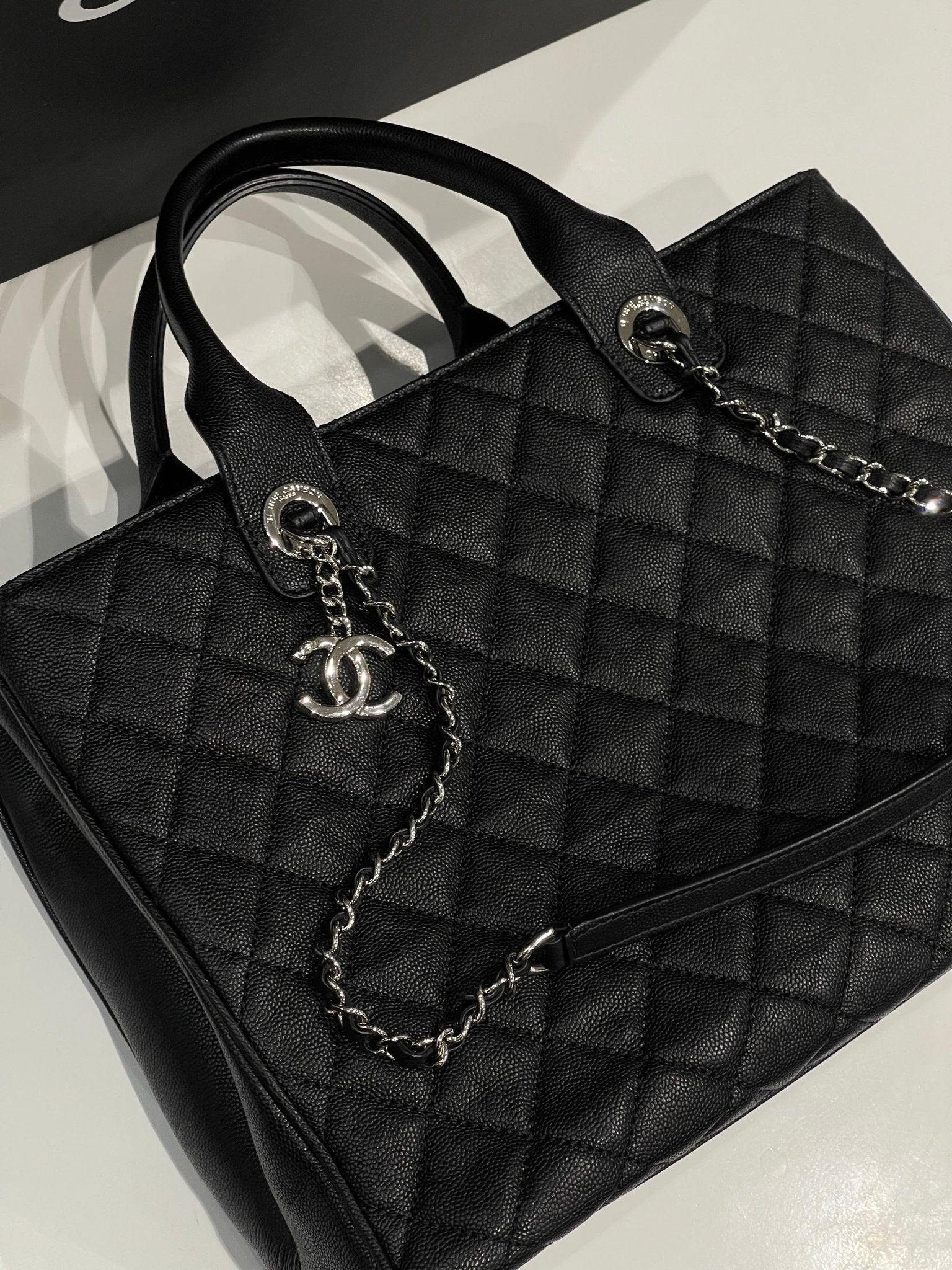 Chanel - Sac cabas classique noir MM - Les Folies d&
