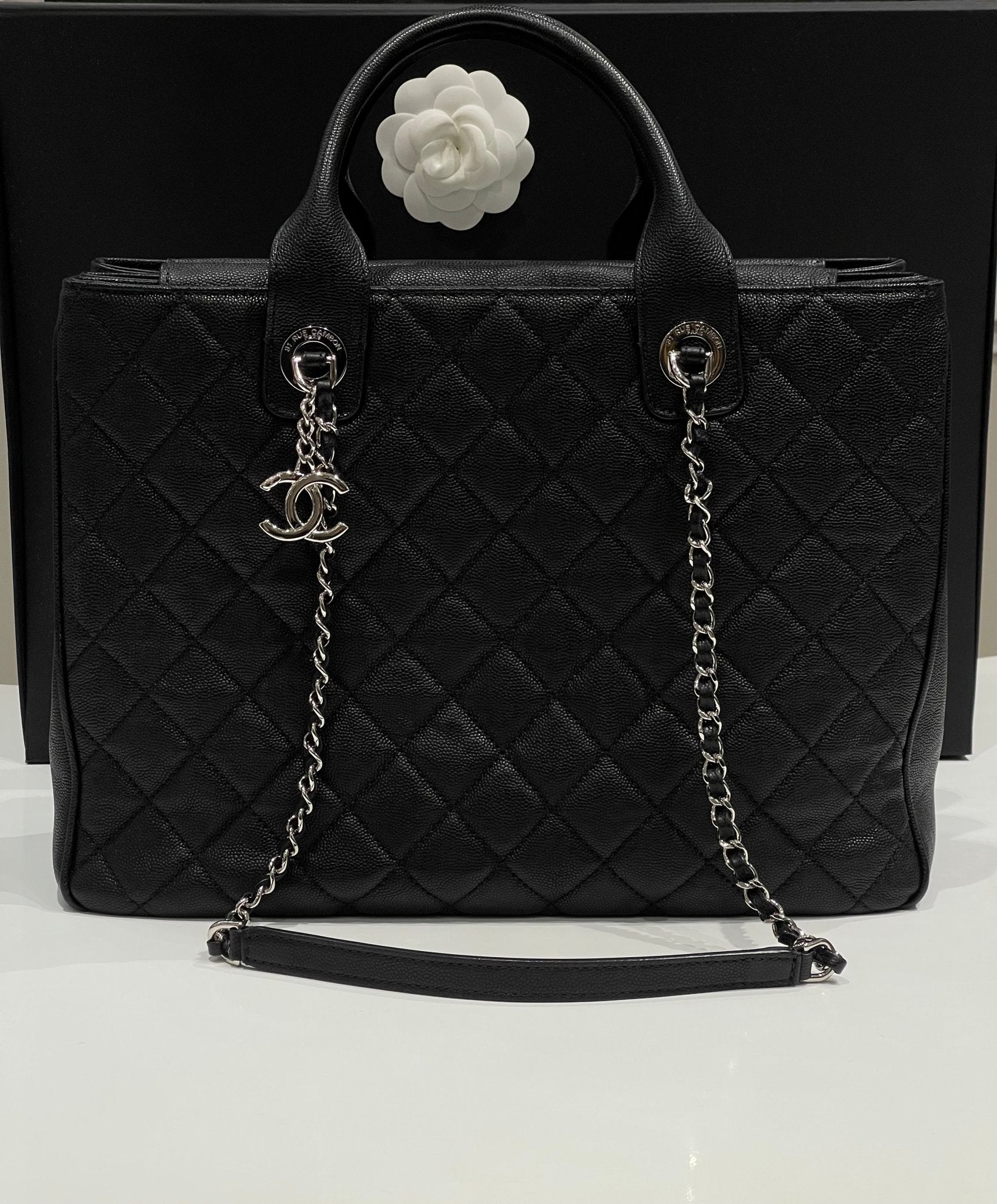Chanel - Sac cabas classique noir MM - Les Folies d&