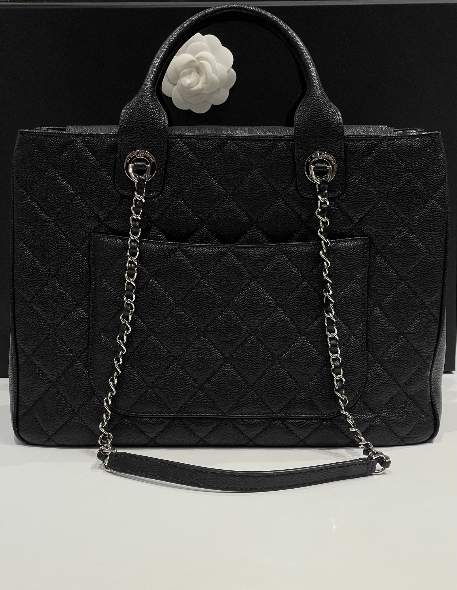 Chanel - Sac cabas classique noir MM - Les Folies d&