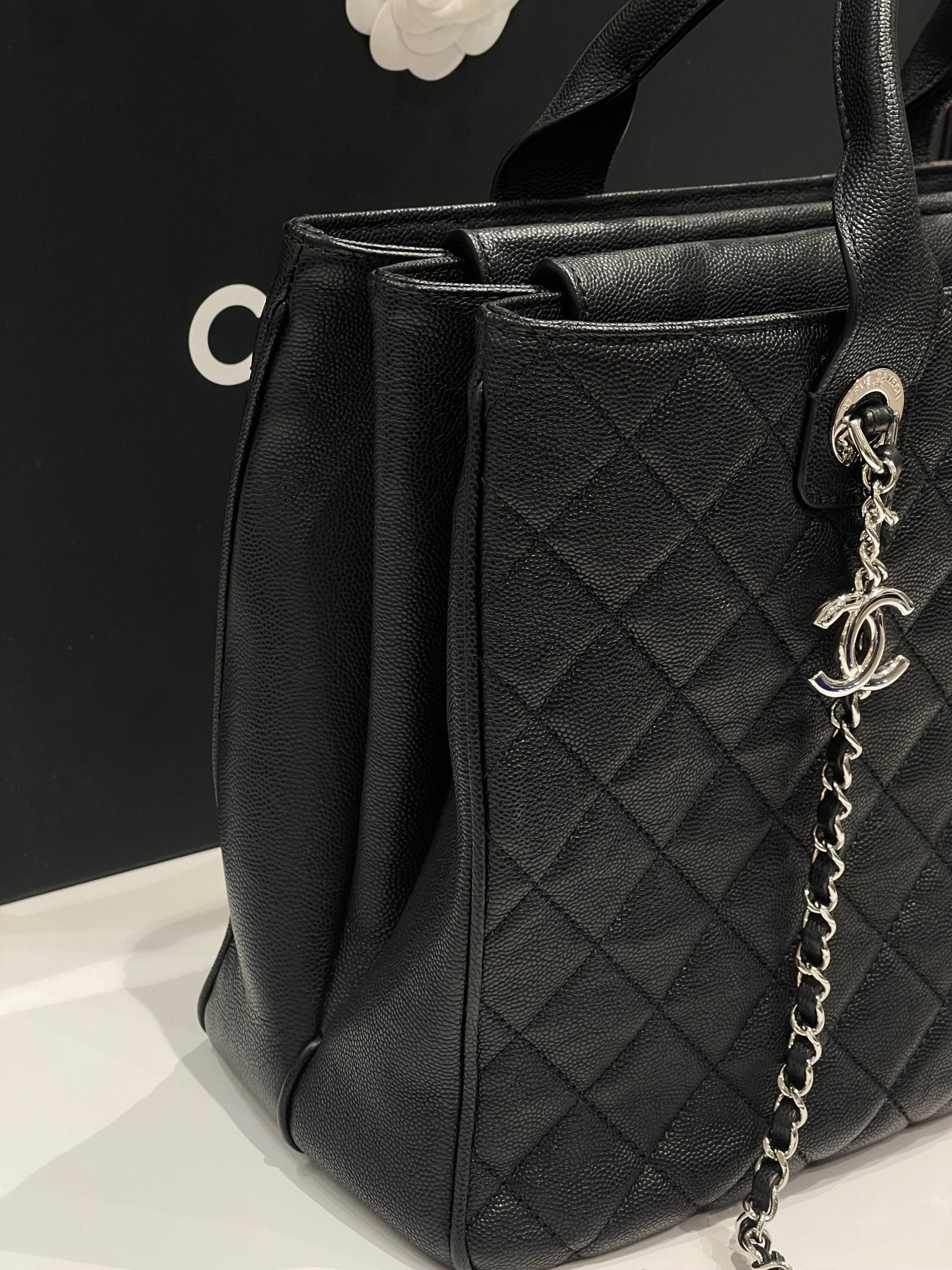 Chanel - Sac cabas classique noir MM - Les Folies d&