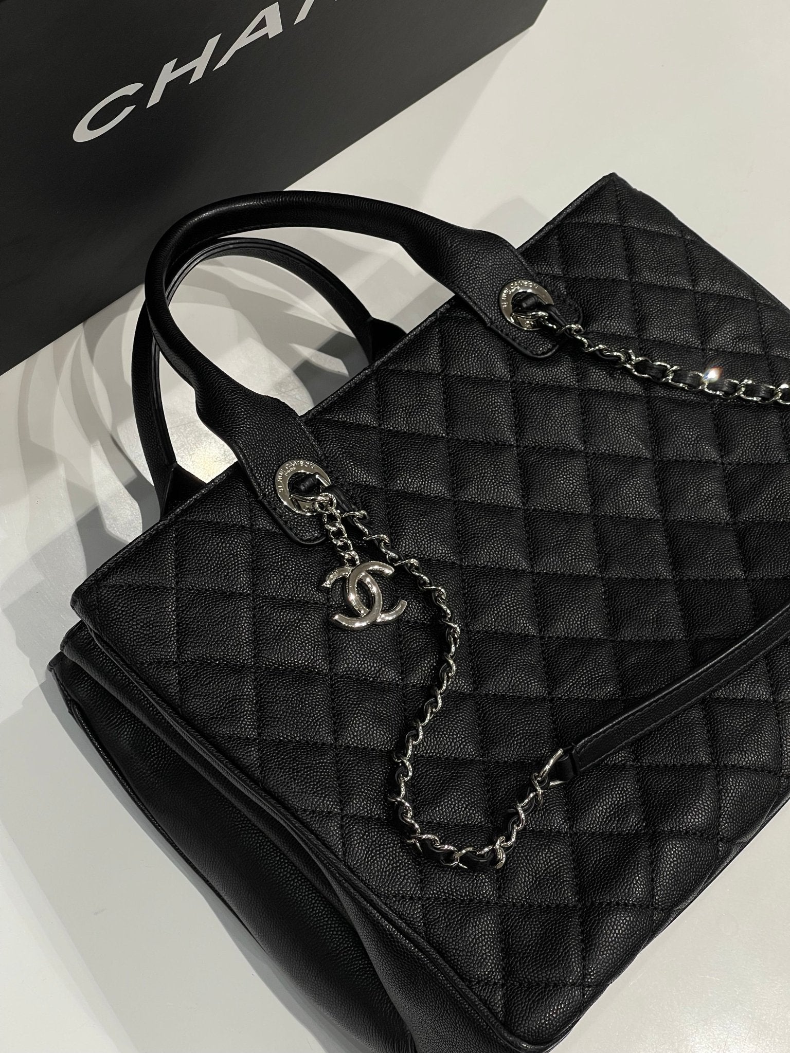 Chanel - Sac cabas classique noir MM - Les Folies d&