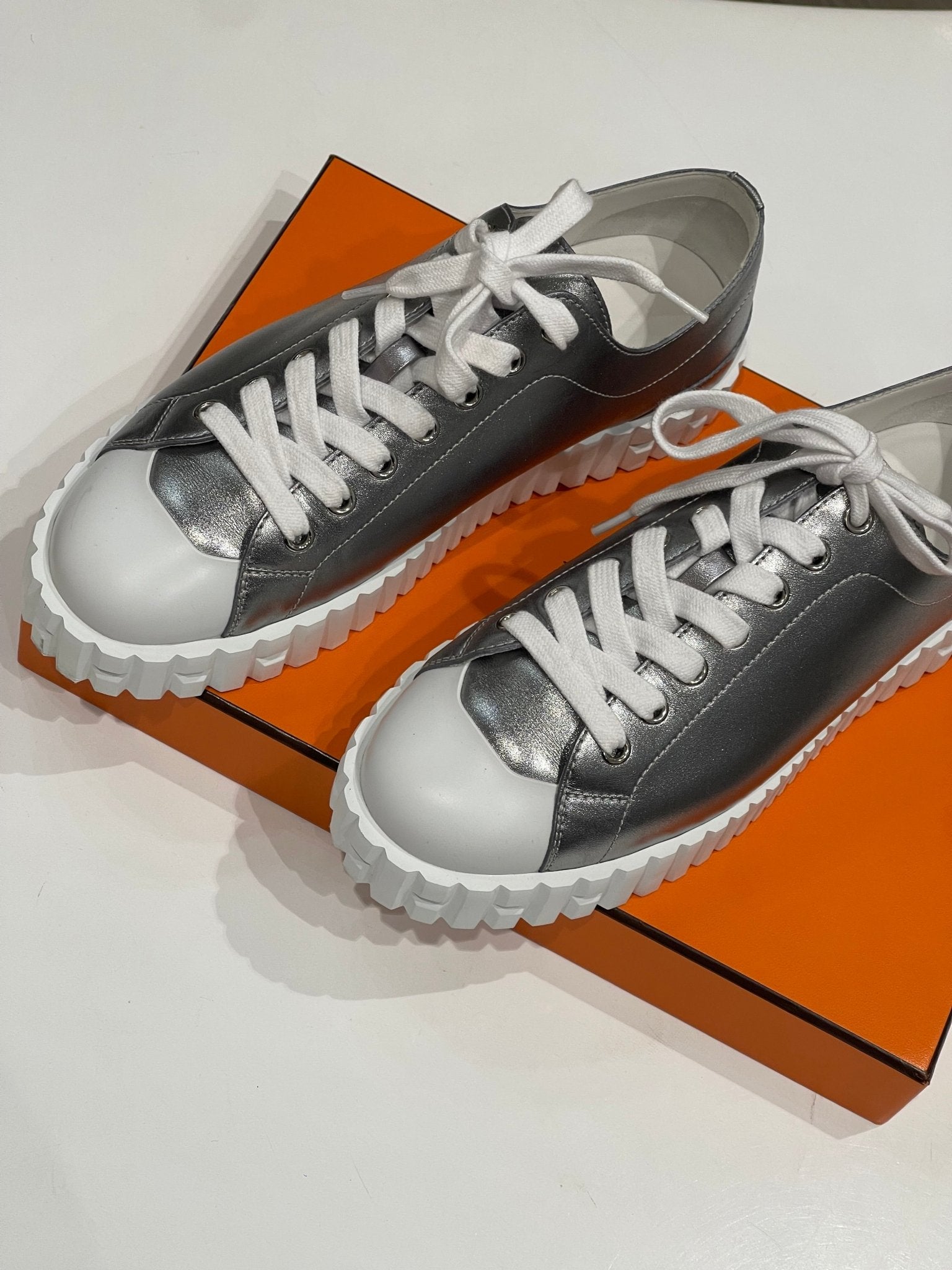 Hermès - Baskets argentées - Les Folies d&
