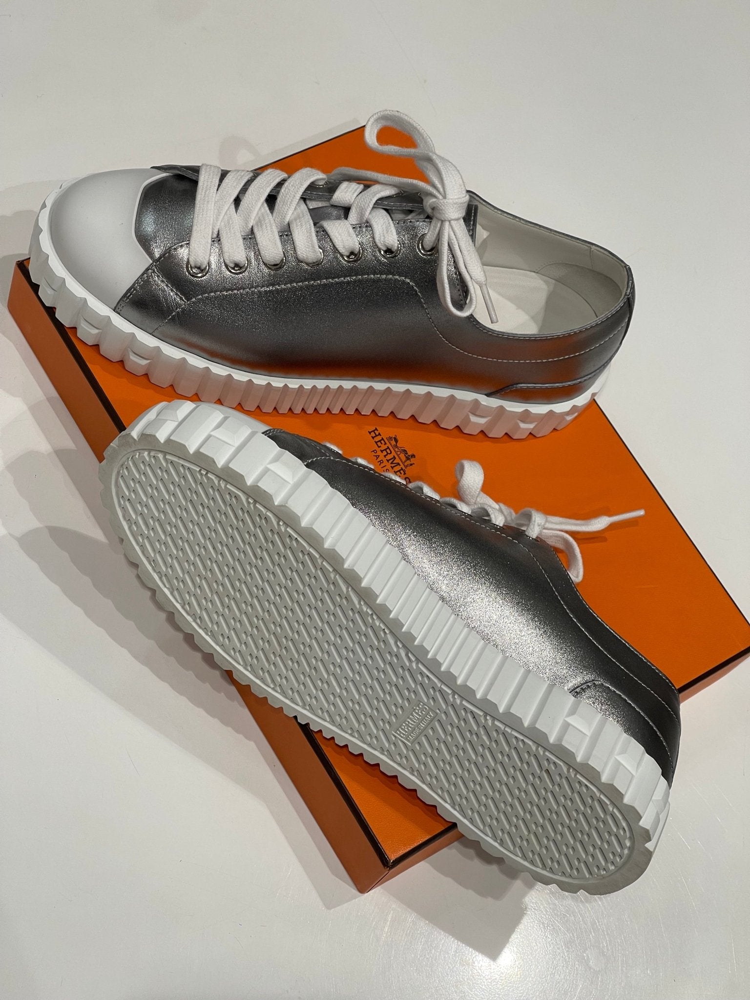 Hermès - Baskets argentées - Les Folies d&