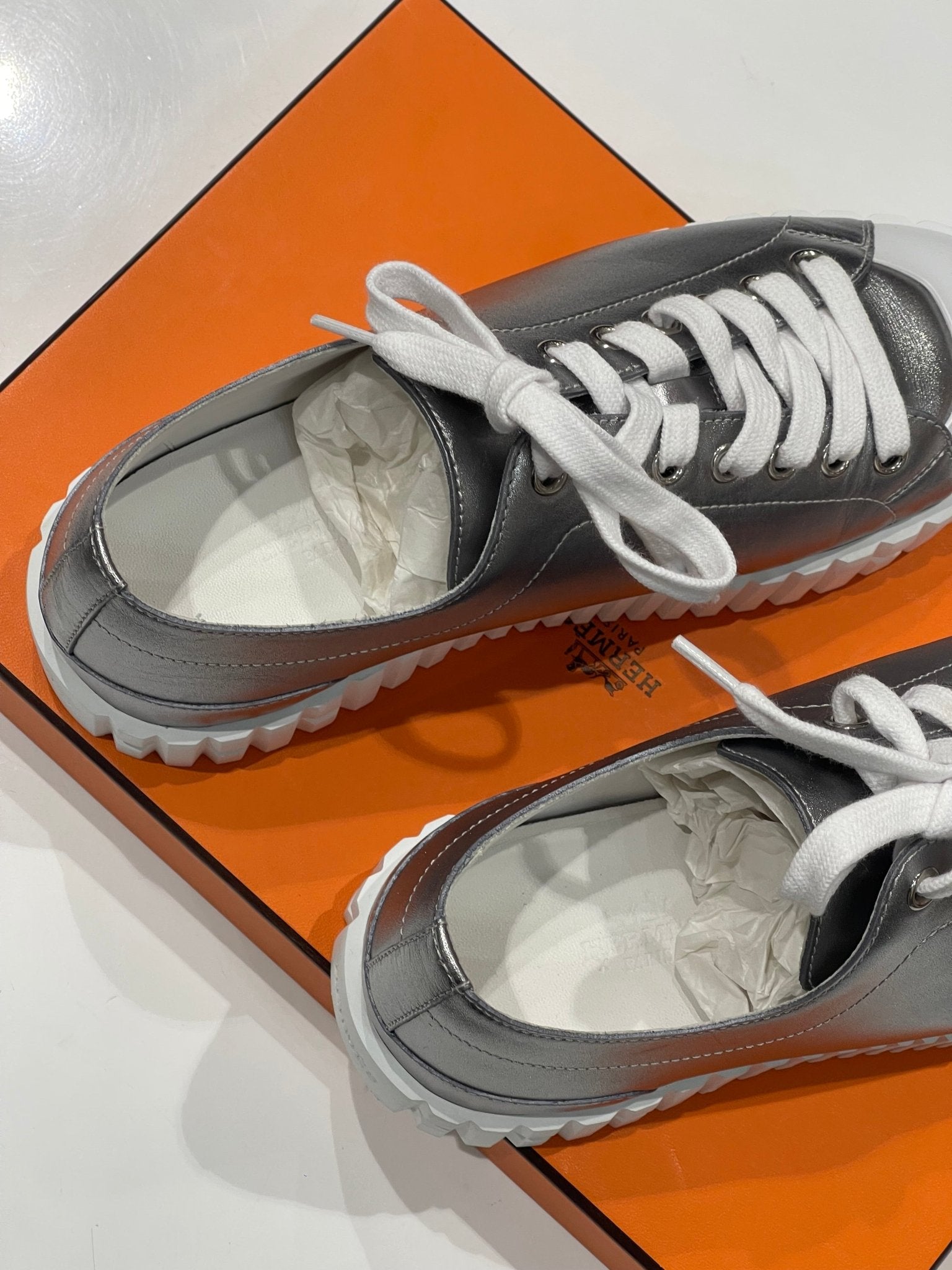 Hermès - Baskets argentées - Les Folies d&