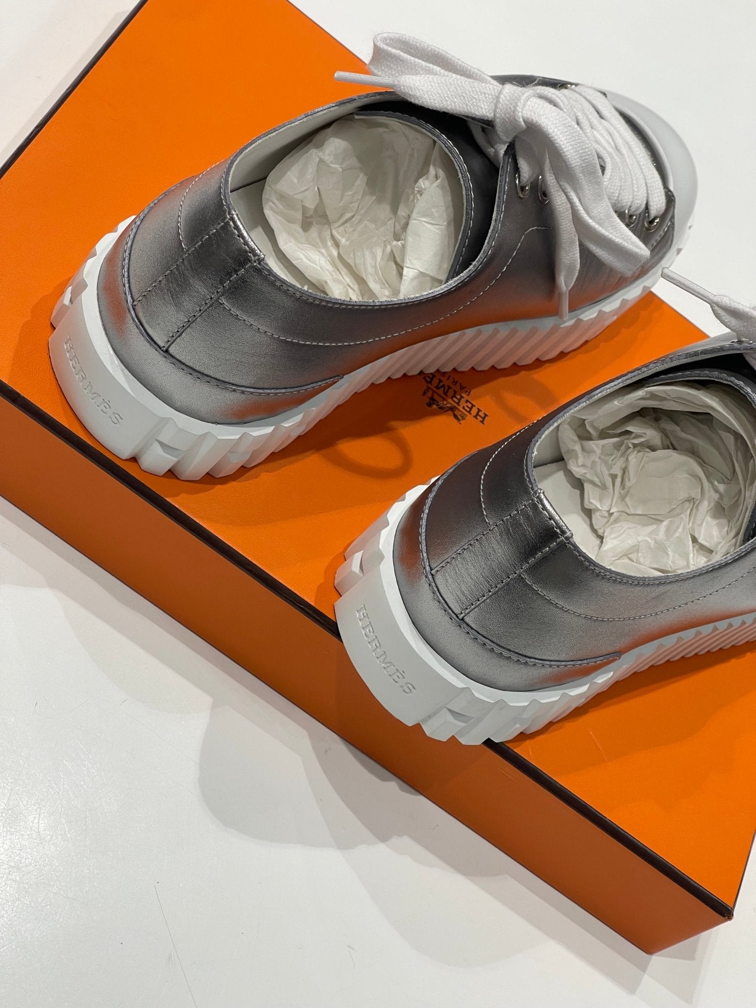 Hermès - Baskets argentées - Les Folies d&