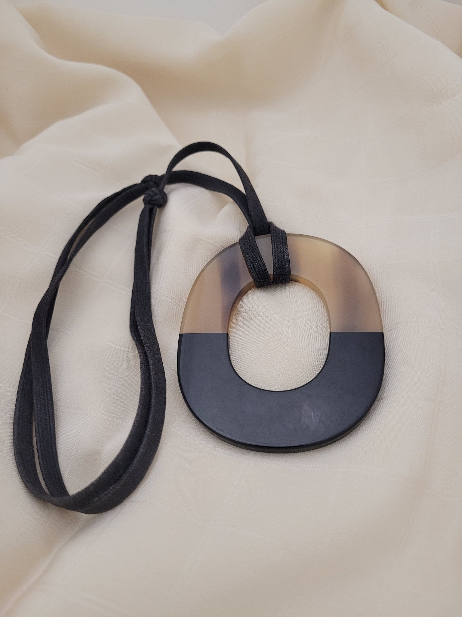 Hermès- collier pendentif corne de buffle et laque - Les Folies d&