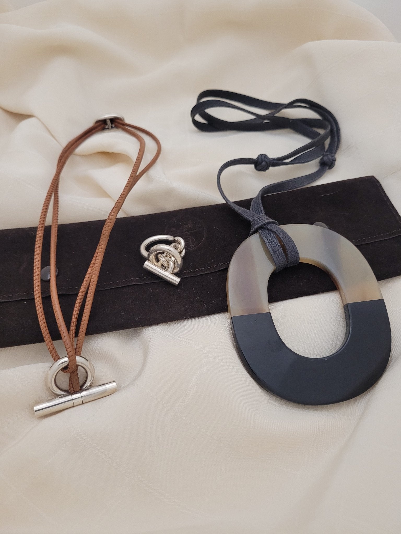 Hermès- collier pendentif corne de buffle et laque - Les Folies d&