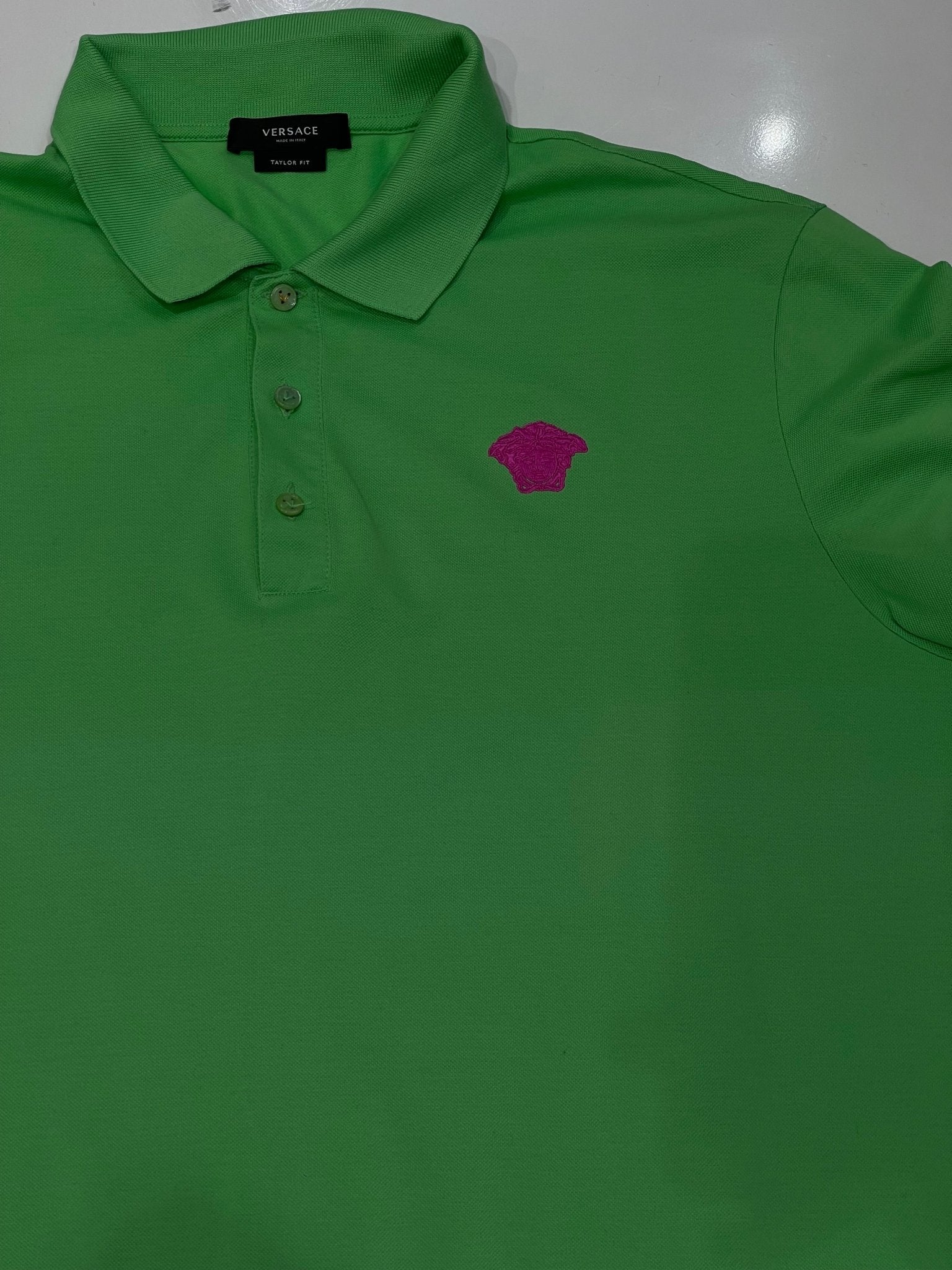 Versace - Polo vert médusa rose - Les Folies d&