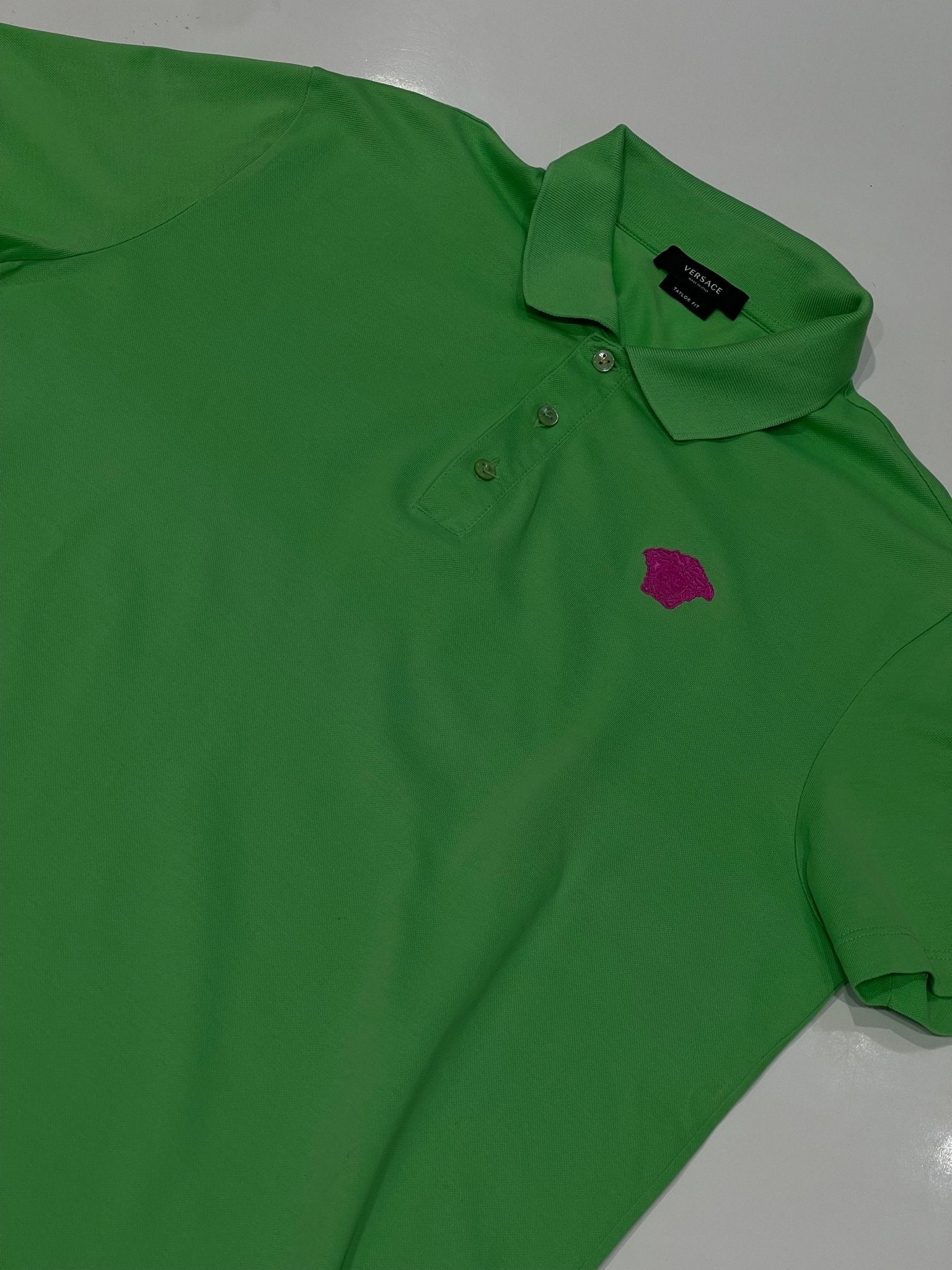 Versace - Polo vert médusa rose - Les Folies d&