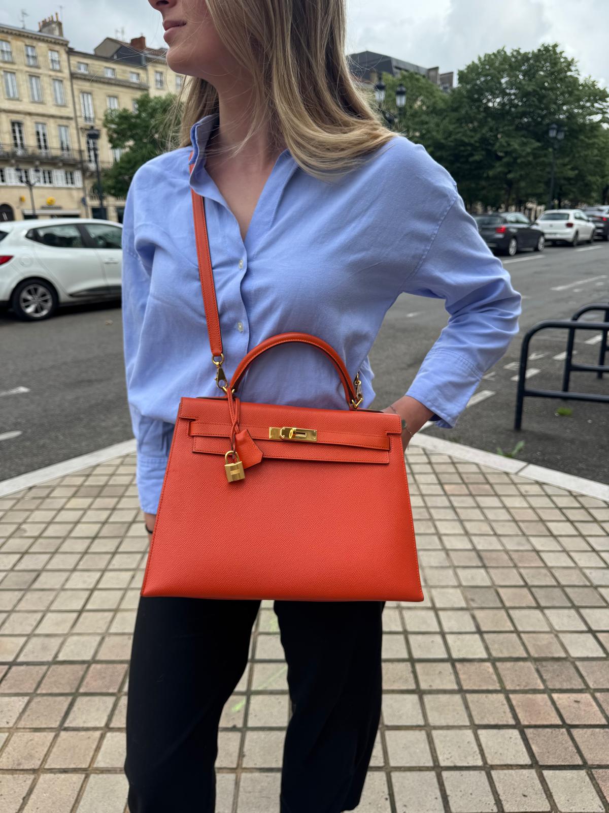 Sélection de sacs iconiques Hermès dans une boutique Les Folies d’Eugénie
