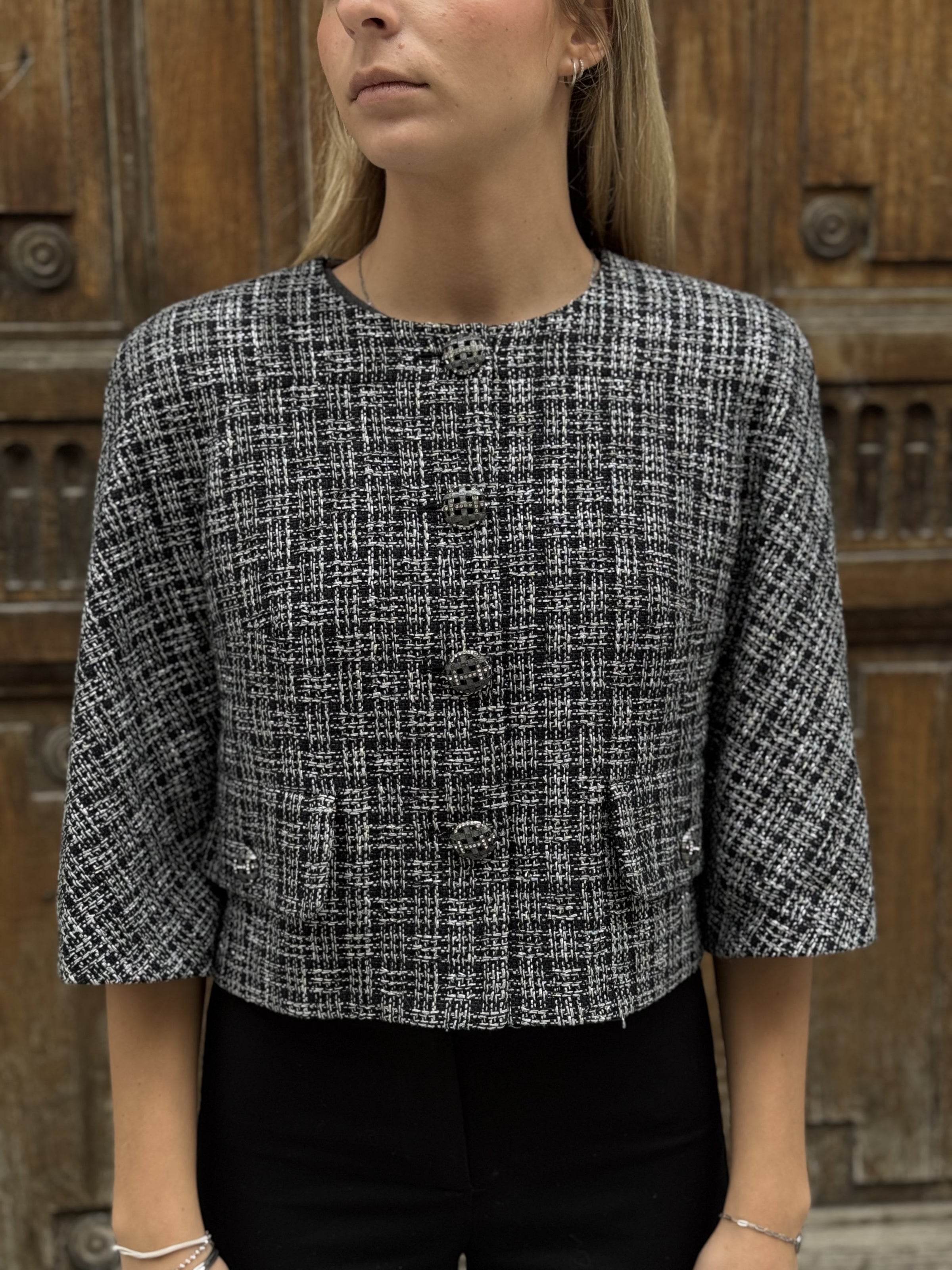 Veste Chanel en tweed noir et blanc portée – Prêt-à-porter de luxe