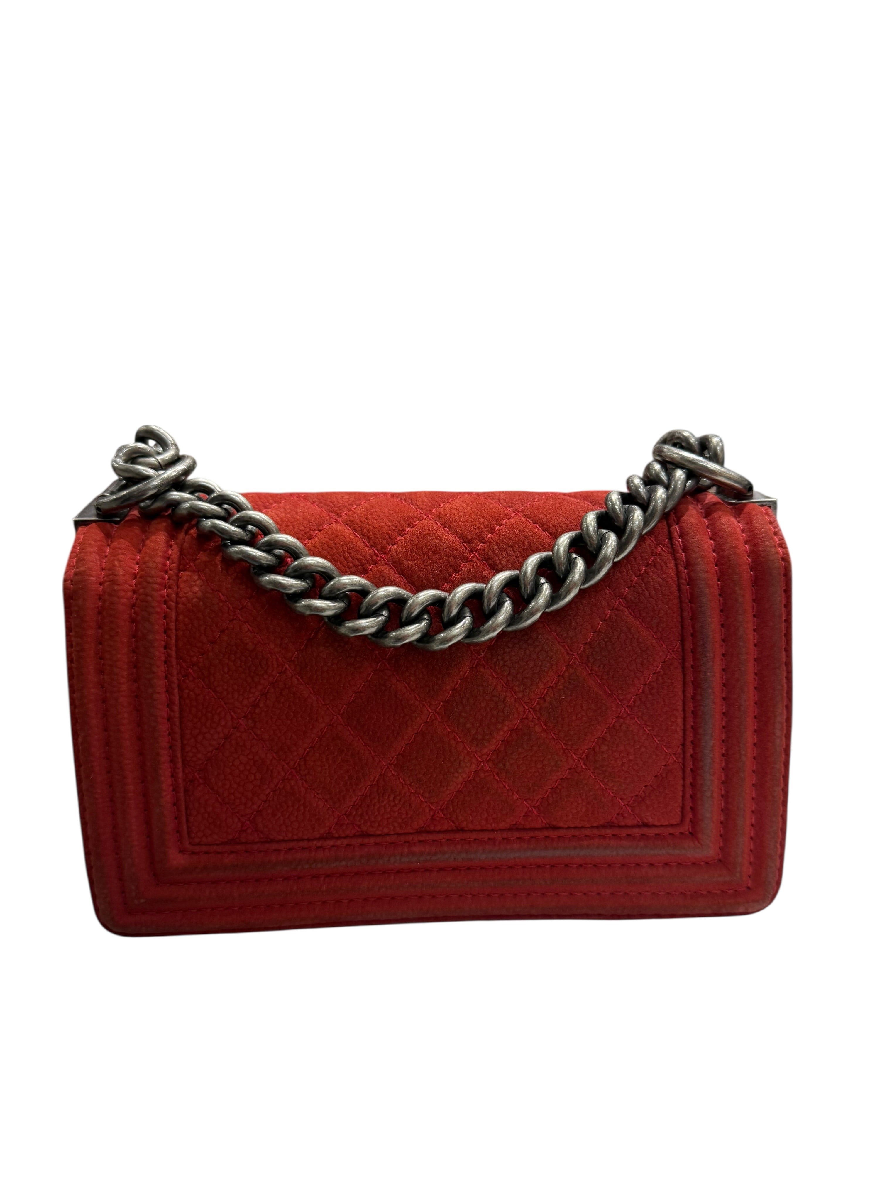 Chanel – Sac Boy Small En Veau Suédé Rouge | Les Folies d’Eugénie