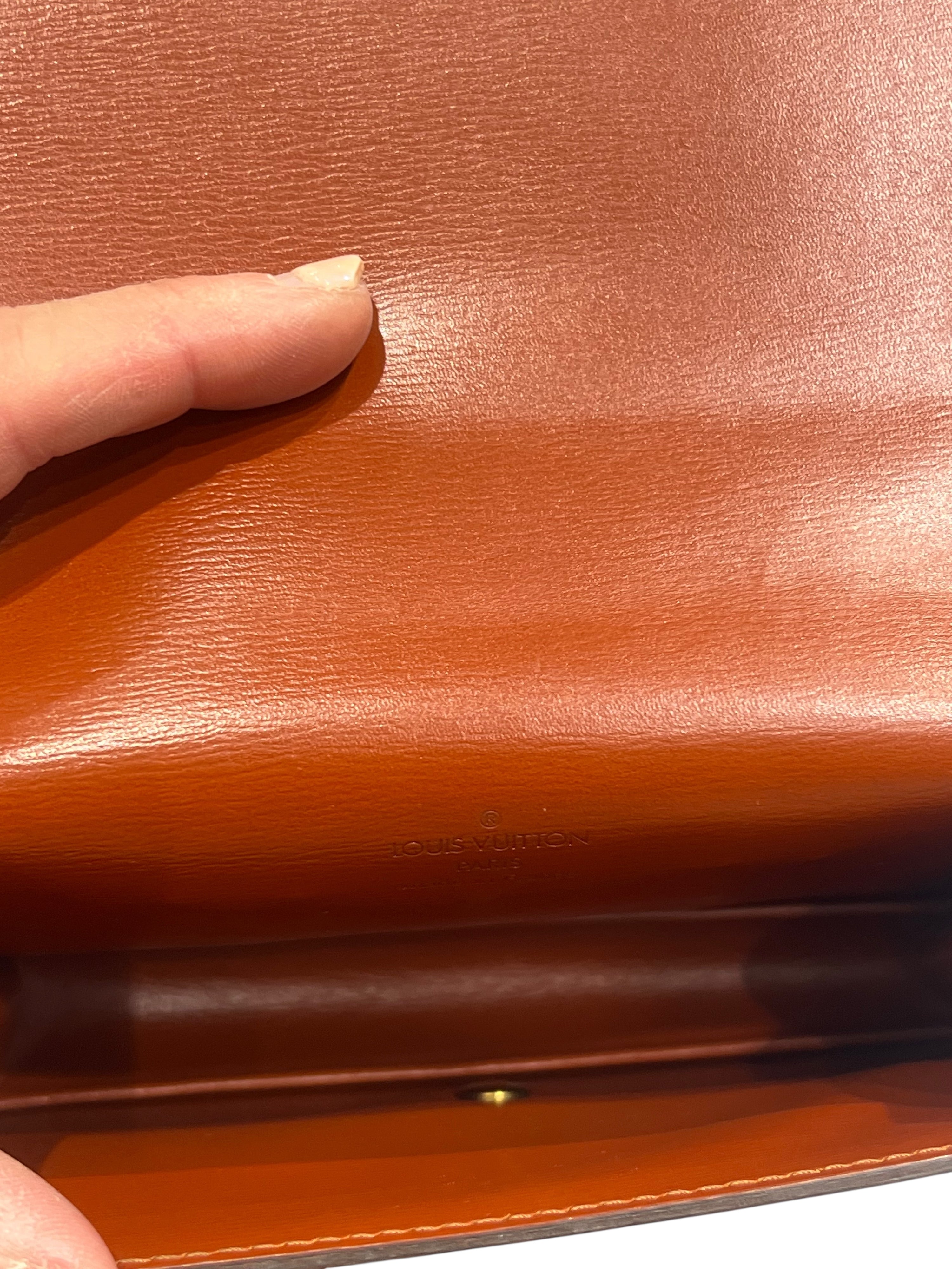 Louis Vuitton - Güreltasche aus rötlich genarbtem Leder