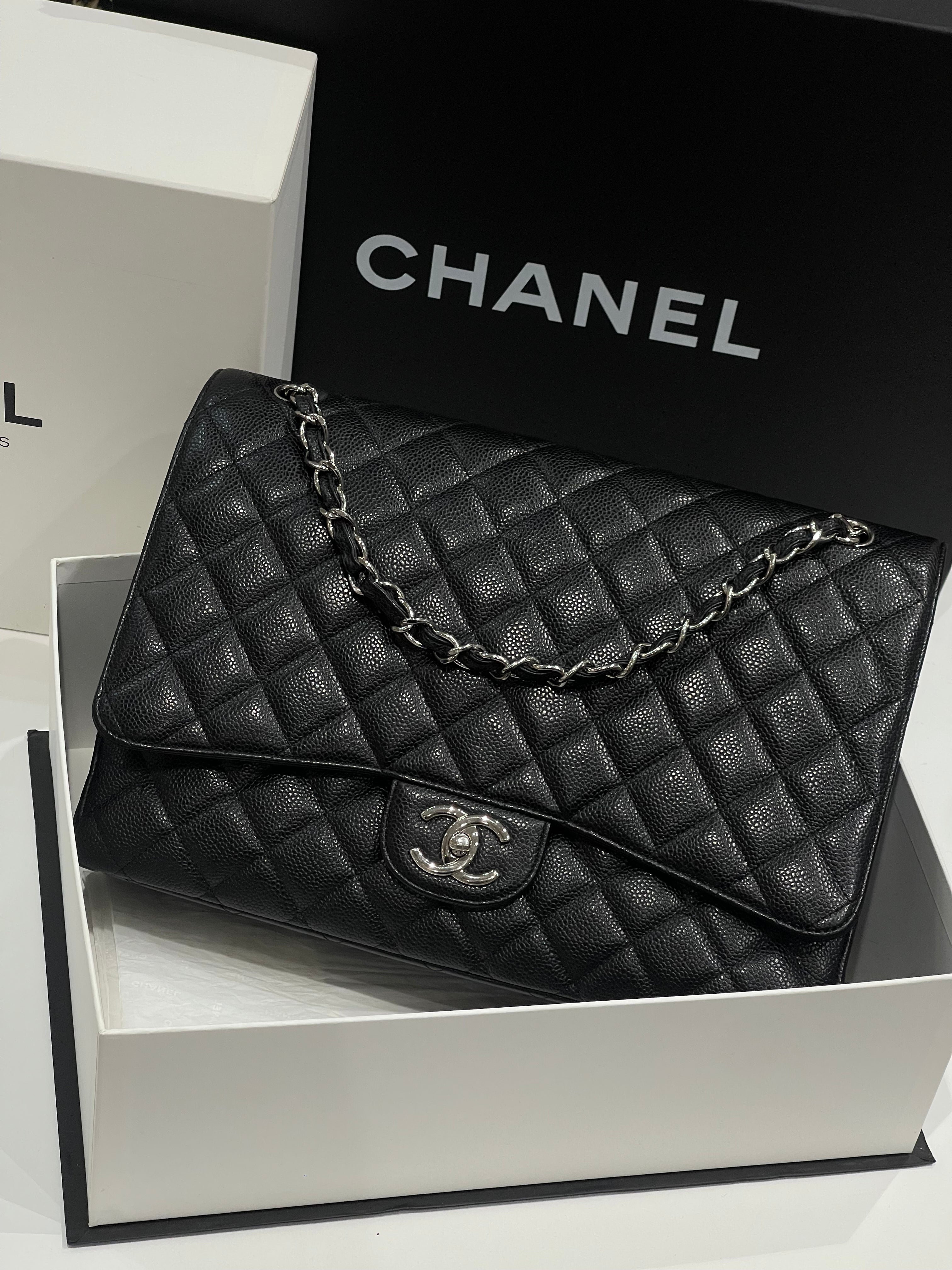 Chanel - 经典超大黑色鱼子酱皮革包
