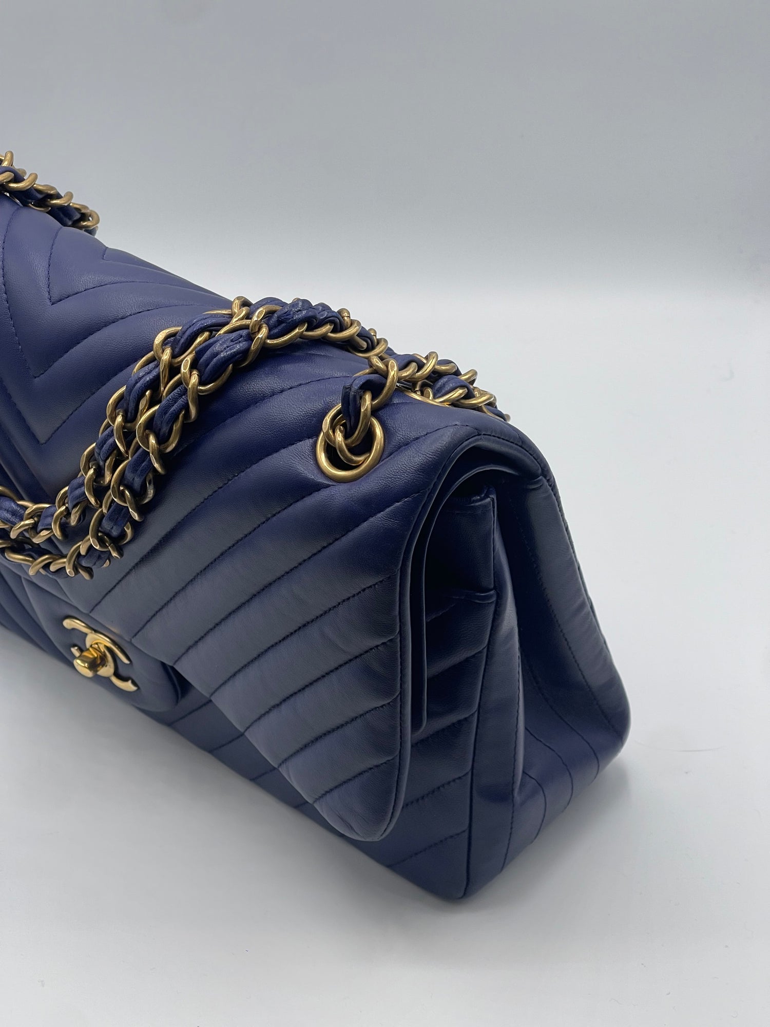 Chanel - Sac Jumbo chevron bleu