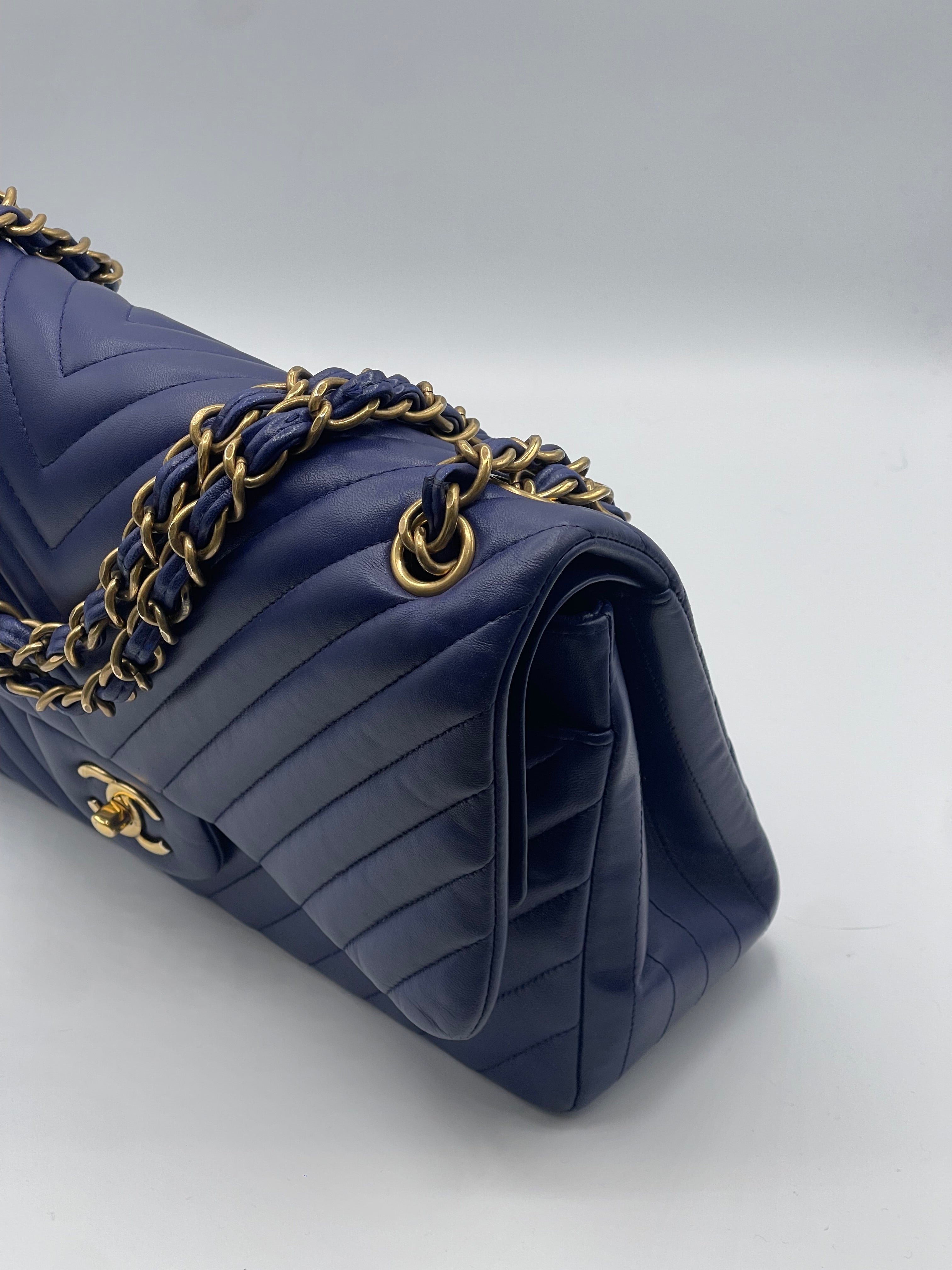 Chanel - Sac Jumbo chevron bleu