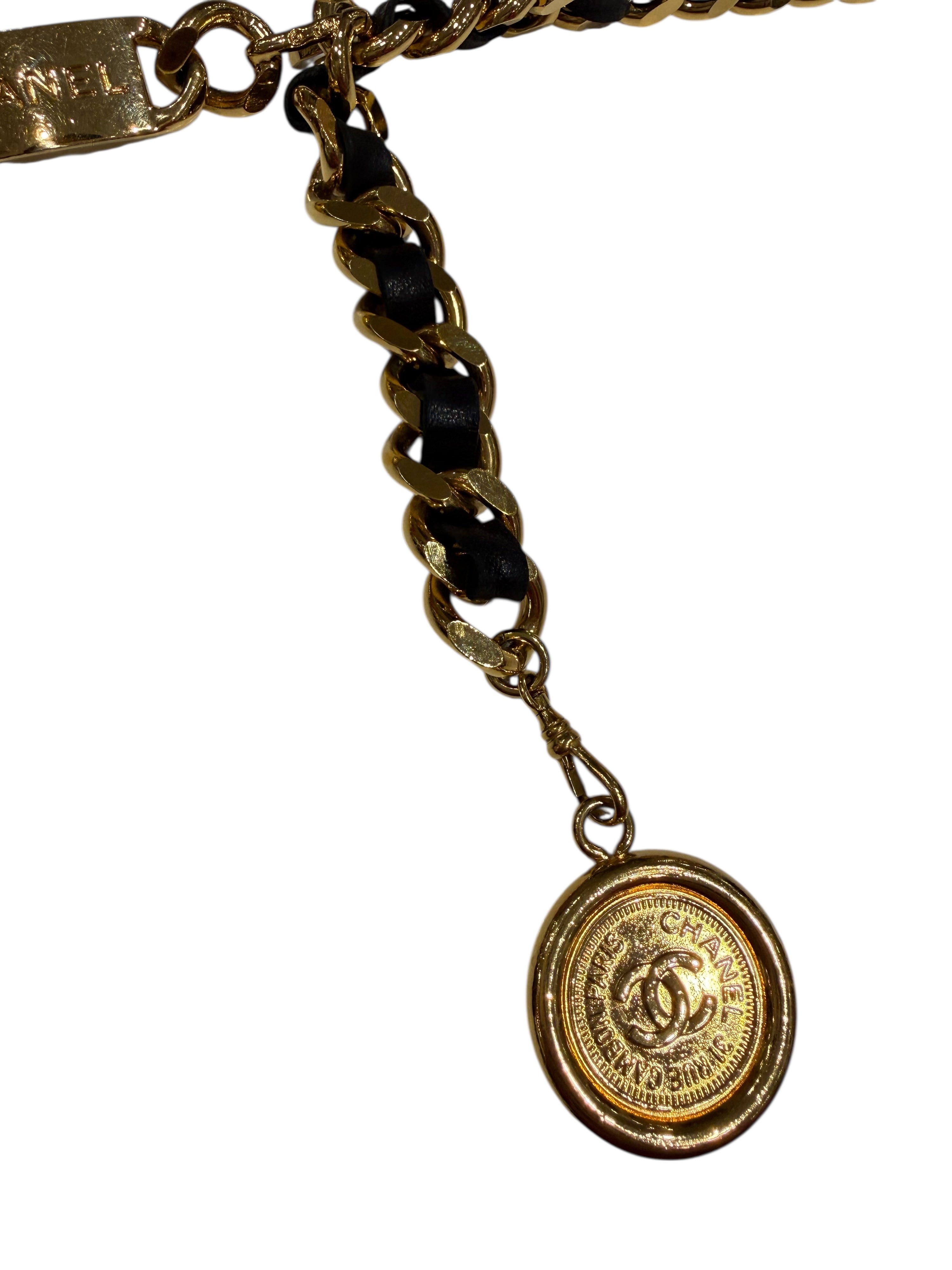 Chanel - Ceinture chaîne entrelacée et médaillon