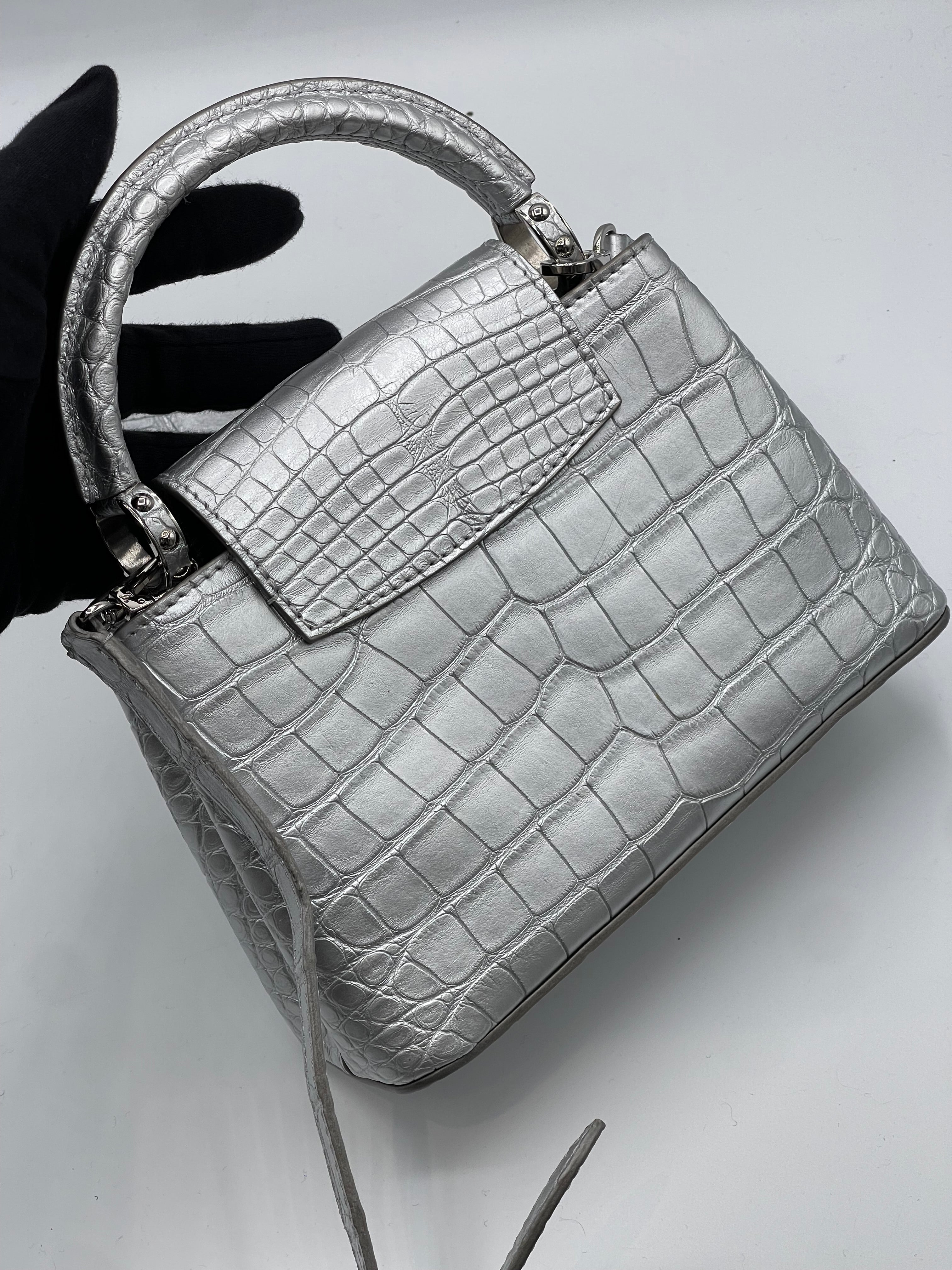 Louis Vuitton - Sac Capucines alligator Silver