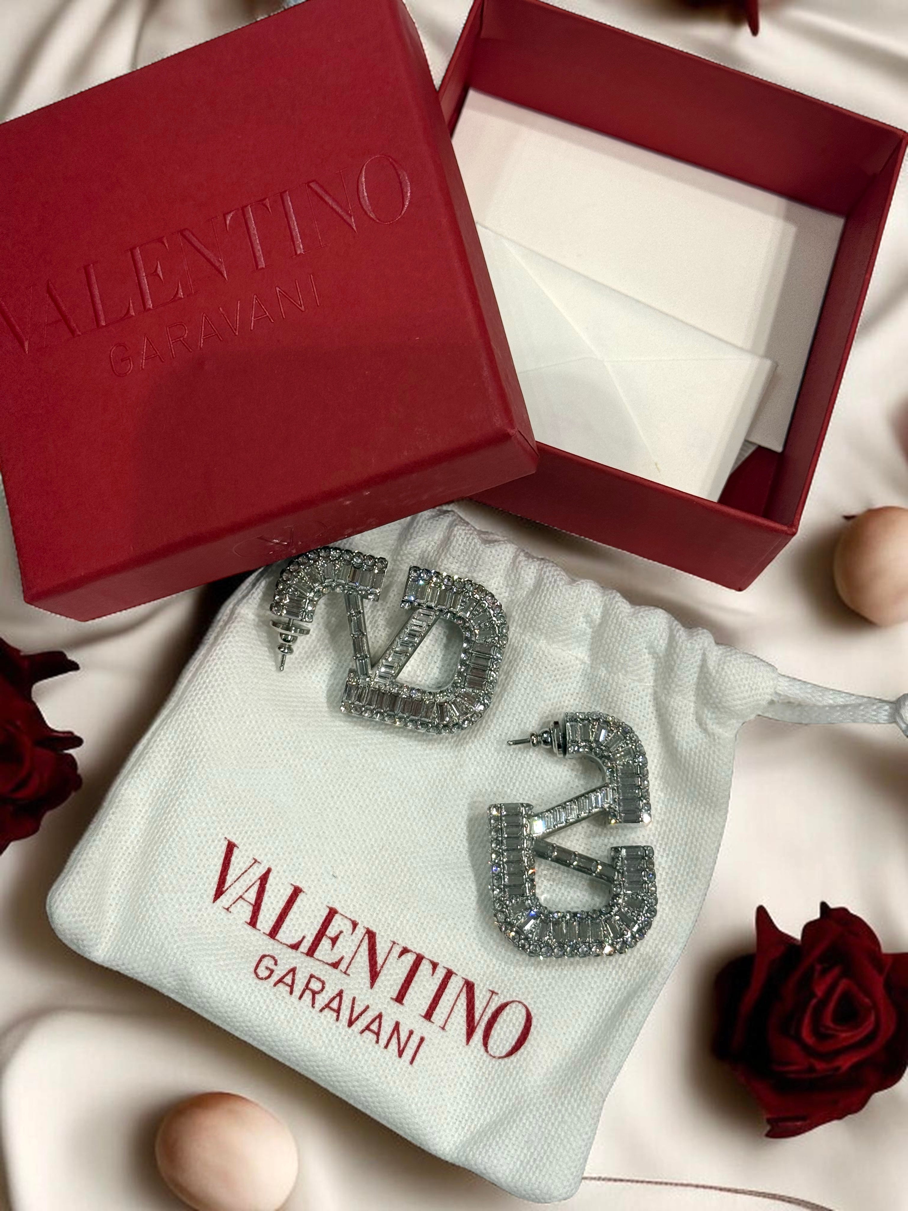 Valentino - Boucles d’oreille Vlogo Signature Strass | Les Folies d’Eugénie