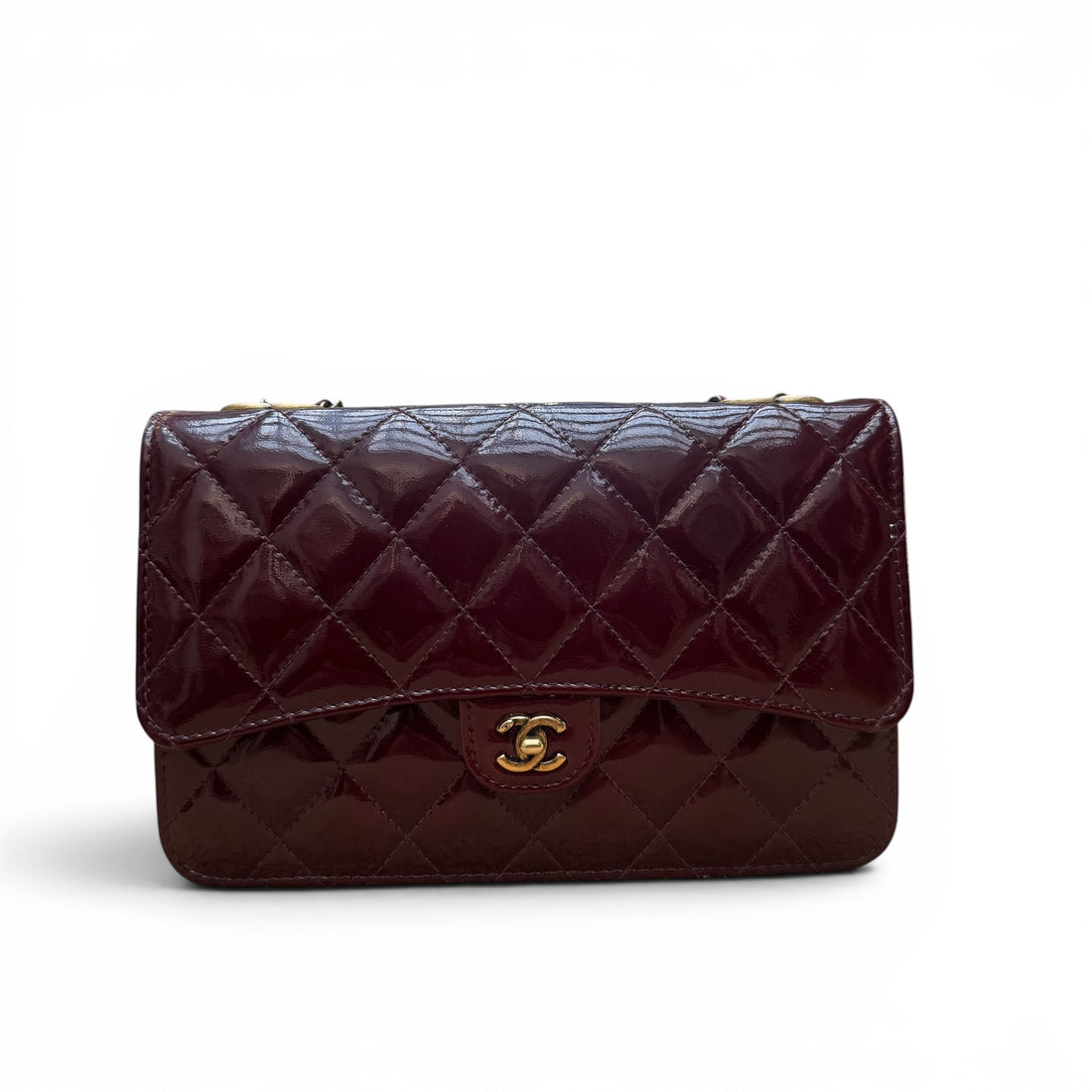Chanel – Wallet on Chain aus bordeauxfarbenem Lackleder